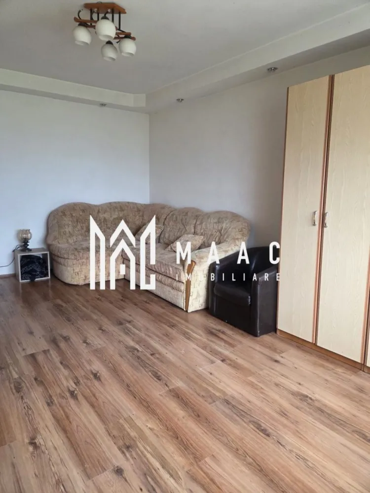 Apartament 2 Camere | Decomandat | Etaj 3 | Vasile Aaron - MAAC Imobiliare vă propune spre vânzare un apartament luminos și bine compartimentat, situat într-o zonă liniștită din cartierul Vasile Aaron.

Caracteristici principale

• suprafață utilă de 48 mp
• balcon închis de aproximativ 4 mp
• compartimentare - decomandată

Compartimentare și dotări

• living
• dormitor
• bucătărie separată
• hol generos
• baie
• balcon închis cu acces din bucătărie
• centrală termică proprie
• geamuri termopan
• parchet, gresie și faianță
• instalație electrică complet schimbată
• instalație sanitară înlocuită în urmă cu aproximativ 10 ani
• centrală și aragaz amplasate pe balcon
• pivniță inclusă
• boxă în pod pentru depozitare

Localizare și avantaje

• situat în cartierul Vasile Aaron
• vedere panoramică
• bloc prevăzut cu acoperiș din țiglă
• acces rapid către Profi, Penny, piață și alte puncte comerciale
• aproape de școli, grădinițe și mijloace de transport în comun

 Pentru mai multe detalii și programarea unei vizionări, vă rugăm să ne contactați și să menționați ID-ul proprietății: CP3105358.