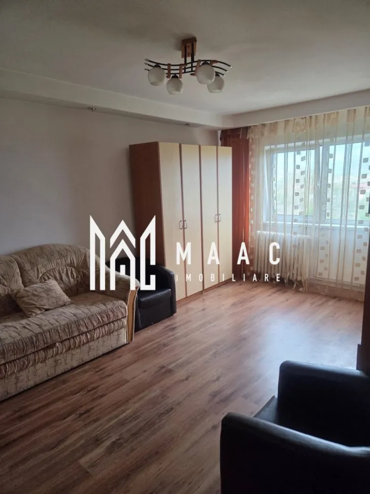 Apartament 2 Camere | Decomandat | Etaj 3 | Vasile Aaron - MAAC Imobiliare vă propune spre vânzare un apartament luminos și bine compartimentat, situat într-o zonă liniștită din cartierul Vasile Aaron.

Caracteristici principale

• suprafață utilă de 48 mp
• balcon închis de aproximativ 4 mp
• compartimentare - decomandată

Compartimentare și dotări

• living
• dormitor
• bucătărie separată
• hol generos
• baie
• balcon închis cu acces din bucătărie
• centrală termică proprie
• geamuri termopan
• parchet, gresie și faianță
• instalație electrică complet schimbată
• instalație sanitară înlocuită în urmă cu aproximativ 10 ani
• centrală și aragaz amplasate pe balcon
• pivniță inclusă
• boxă în pod pentru depozitare

Localizare și avantaje

• situat în cartierul Vasile Aaron
• vedere panoramică
• bloc prevăzut cu acoperiș din țiglă
• acces rapid către Profi, Penny, piață și alte puncte comerciale
• aproape de școli, grădinițe și mijloace de transport în comun

 Pentru mai multe detalii și programarea unei vizionări, vă rugăm să ne contactați și să menționați ID-ul proprietății: CP3105358.