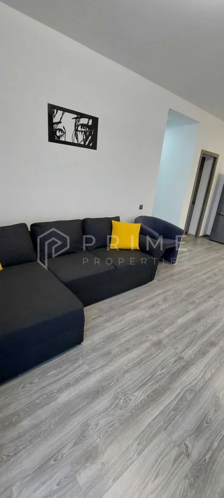 Închiriere Apartament 2 camere, Green Residence (Cartier Unirii) - Cauți un cămin modern, situat într-un complex rezidențial de top? Vă propunem spre închiriere un apartament decomandat, situat la parterul unui imobil nou (cu regim mic de înălțime, P+2), în cartierul Unirii, complexul Green Residence.

De ce să alegeți acest apartament:

Confort și Design: Apartament decomandat, generos (60 mp), mobilat și utilat complet – gata pentru mutarea imediată.
Complex Rezidențial: Locuință situată într-o zonă liniștită și sigură, specifică complexului Green Residence.
Avantaj major: Loc de parcare propriu inclus în preț.
Accesibilitate: Ideal pentru cei care doresc confortul unei construcții noi și proximitatea față de punctele de interes din cartierul Unirii.
Condiții de închiriere:

Chirie: 400 € / lună.
Garanție: Contravaloarea unei chirii. 

Promisiunea Prime Properties:
Vă oferim siguranță, transparență și servicii impecabile pe tot parcursul drumului către casa ideală. Dacă această proprietate nu corespunde nevoilor dumneavoastră, lăsați-ne să găsim alternativa potrivită stilului dumneavoastră de viață.

📞 Contactați-ne astăzi pentru a programa o vizionare !
