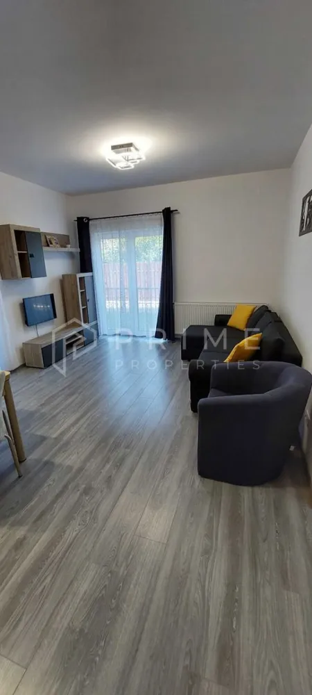 Închiriere Apartament 2 camere, Green Residence (Cartier Unirii) - Cauți un cămin modern, situat într-un complex rezidențial de top? Vă propunem spre închiriere un apartament decomandat, situat la parterul unui imobil nou (cu regim mic de înălțime, P+2), în cartierul Unirii, complexul Green Residence.

De ce să alegeți acest apartament:

Confort și Design: Apartament decomandat, generos (60 mp), mobilat și utilat complet – gata pentru mutarea imediată.
Complex Rezidențial: Locuință situată într-o zonă liniștită și sigură, specifică complexului Green Residence.
Avantaj major: Loc de parcare propriu inclus în preț.
Accesibilitate: Ideal pentru cei care doresc confortul unei construcții noi și proximitatea față de punctele de interes din cartierul Unirii.
Condiții de închiriere:

Chirie: 400 € / lună.
Garanție: Contravaloarea unei chirii. 

Promisiunea Prime Properties:
Vă oferim siguranță, transparență și servicii impecabile pe tot parcursul drumului către casa ideală. Dacă această proprietate nu corespunde nevoilor dumneavoastră, lăsați-ne să găsim alternativa potrivită stilului dumneavoastră de viață.

📞 Contactați-ne astăzi pentru a programa o vizionare !