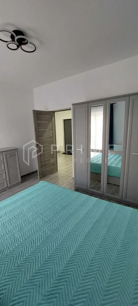Închiriere Apartament 2 camere, Green Residence (Cartier Unirii) - Cauți un cămin modern, situat într-un complex rezidențial de top? Vă propunem spre închiriere un apartament decomandat, situat la parterul unui imobil nou (cu regim mic de înălțime, P+2), în cartierul Unirii, complexul Green Residence.

De ce să alegeți acest apartament:

Confort și Design: Apartament decomandat, generos (60 mp), mobilat și utilat complet – gata pentru mutarea imediată.
Complex Rezidențial: Locuință situată într-o zonă liniștită și sigură, specifică complexului Green Residence.
Avantaj major: Loc de parcare propriu inclus în preț.
Accesibilitate: Ideal pentru cei care doresc confortul unei construcții noi și proximitatea față de punctele de interes din cartierul Unirii.
Condiții de închiriere:

Chirie: 400 € / lună.
Garanție: Contravaloarea unei chirii. 

Promisiunea Prime Properties:
Vă oferim siguranță, transparență și servicii impecabile pe tot parcursul drumului către casa ideală. Dacă această proprietate nu corespunde nevoilor dumneavoastră, lăsați-ne să găsim alternativa potrivită stilului dumneavoastră de viață.

📞 Contactați-ne astăzi pentru a programa o vizionare !