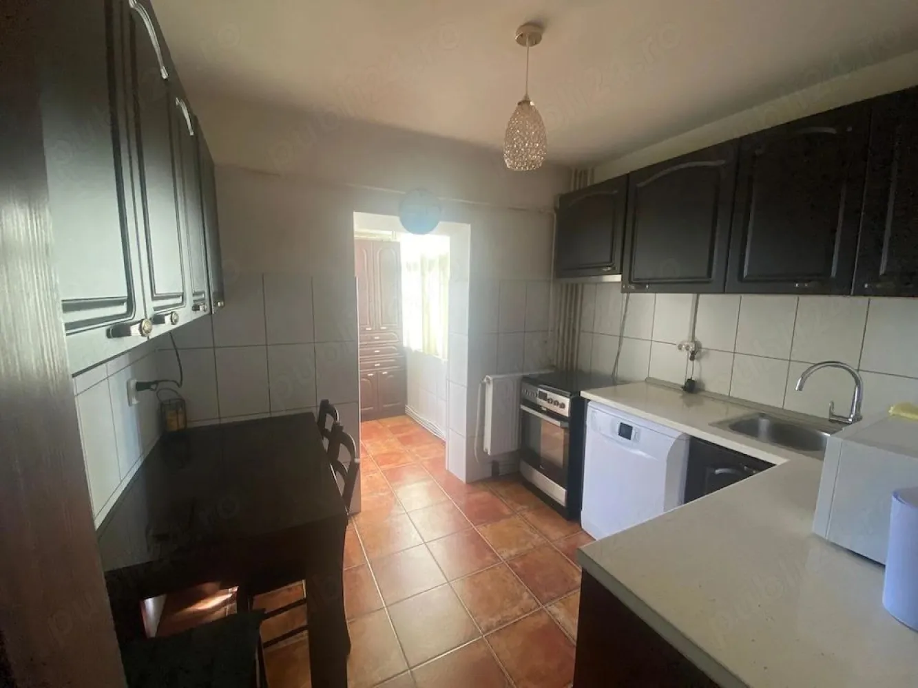 De inchiriat apartament 2 camere Piata Centrala, 430 euro - Se ofera spre închiriere pe termen lung un apartament cu 2 camere, situat în zona Piața Centrală, la etajul 3, într-o locație excelentă, cu acces rapid către toate punctele de interes ale orașului.
Apartamentul este curat, luminos și foarte bine întreținut, fiind ideal pentru studenți, cupluri sau persoane active care își doresc confort și accesibilitate.
 Localizare avantajoasă:
• la câteva minute de mers pe jos de școli și facultăți
• aproape de stații de autobuz și tramvai
• în vecinătatea pieței de legume-fructe, magazinelor și centrului orașului.
Dotări și beneficii:
• complet mobilat și utilat
• centrală termică proprie
• aer condiționat – 2 unități
• tâmplărie termopan
• ușă metalică
• balcon închis
• mașină de spălat vase
• mașină de spălat rufe
• TV și internet
Preț: 430 Euro/lună + garanție.
La incheierea contractului de inchiriere chiriasul va achita comisionul agentiei imobiliare.
 Disponibil imediat!
Pentru mai multe detalii și vizionare, vă rog să mă contactați 0741.030.291 Marilena.