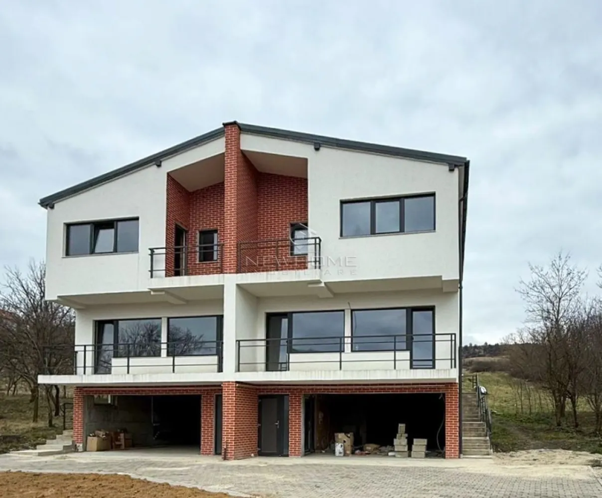 Casa tip duplex, 4 camere, 143mp, zona Chinteni - NewHOME Imobiliare vă propune spre vânzare un proiect rezidențial de excepție, format din case de tip duplex, situate în Chinteni, la doar 12 minute de Piața Mihai Viteazu. Toate proprietățile având CF-uri ieșite, iar pentru achiziție se acceptă orice modalitate de plată.

Proiectul dispune de diferite configurații, adaptate nevoilor familiei dumneavoastră, având variante cu parcare exterioară sau garaj (inclusiv opțiuni cu garaj dublu sau două garaje).

Configurații și suprafețe:

Regim de înălțime: Parter + Etaj + Mansardă (P+E+M)

Suprafețe utile: cuprinse între 143 și 240 de metri pătrați

Grădină amenajată: terenuri libere cu suprafețe cuprinse aproximativ între 150 și 300 de metri pătrați

Construcția este realizată la standarde înalte, utilizând cărămidă Porotherm și Cemacon, iar tencuiala interioară este de tip Knauf pe bază de ipsos. Izolația exterioară este realizată cu polistiren de 10 cm și densitate EPS 80, iar acoperișul este din țiglă metalică. Tâmplăria folosită este premium, de tip Salamander cu 6 camere, sticlă triplă și baghetă de aluminiu, iar glafurile sunt din granit.

Casele dispun de încălzire în pardoseală în toată casa. Sistemul oferă o siguranță deplină, venind cu o garanție de 12 ani și o asigurare de până la 1 milion de euro în caz de evenimente neplăcute.

Toate construcțiile se predau la stadiul de semifinisat la interior, iar curțile sunt complet aranjate și amenajate cu gazon și arbuști.

Proprietățile sunt localizate pe un drum complet asfaltat, într-o zonă accesibilă, la doar 15 minute distanță de Piața Mihai Viteazu.

Pentru mai multe detalii și pentru a programa o vizionare, vă rugăm să ne contactați cu incredere.