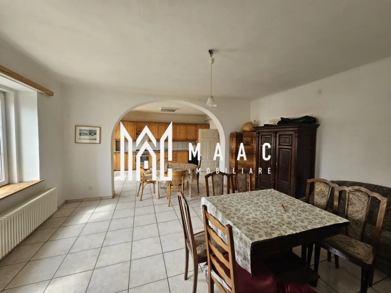 Casa Individuala | 8 camere | 6 bai | 300 mpu | Turnisor - MAAC Imobiliare vă propune spre închiriere o proprietate generoasă, situată în cartierul Turnișor din Sibiu, ideal configurată pentru activități de cazare muncitori sau locuință multifamilială. Imobilul este compus din două corpuri de clădire complet funcționale, cu o suprafață totală de 300 mp, împărțită eficient pentru confortul și utilitatea chiriașilor.

Corp 1 (S+P+M – 230 mp)

Subsol:

Bucătărie complet echipată

Cameră de servit masa

Cameră de depozitare

Baie (vas WC + lavoar)

Parter:

Bucătărie

Living spațios

Mansardă:

3 dormitoare

3 băi (fiecare cu duș, lavoar și vas WC)

Living comun

Corp 2 (Parter – 70 mp)

3 dormitoare

1 baie (vas WC + lavoar)

1 baie comună (cu 2 dușuri, lavoar și vas WC)

Proprietatea este complet mobilată și utilată, gândită special pentru a asigura confortul unui număr mai mare de persoane, în special pentru echipe de muncitori sau personal relocat. Compartimentarea practică, multiplele băi și spațiile comune generoase asigură funcționalitate și intimitate pentru fiecare locatar.

Localizare excelentă – situată într-o zonă accesibilă, aproape de punctele de interes industrial și logistic din Sibiu, cu acces facil către oraș și drumurile principale.

Pentru mai multe detalii și programarea unei vizionări, vă invităm să ne contactați.
ID: CP3108225 .