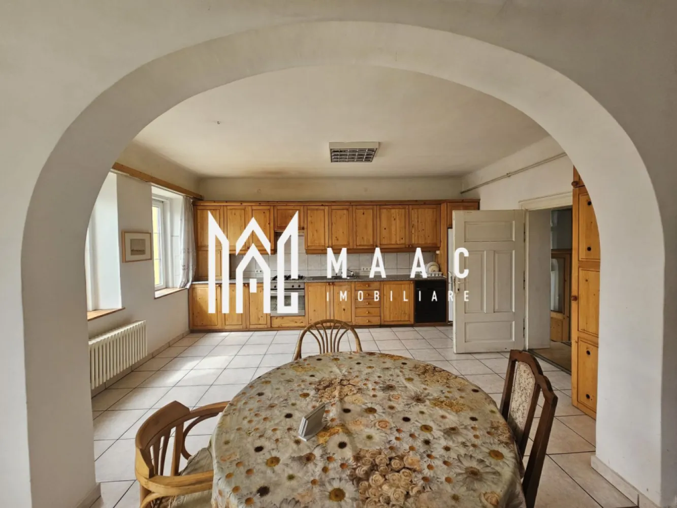 Casa Individuala | 8 camere | 6 bai | 300 mpu | Turnisor - MAAC Imobiliare vă propune spre închiriere o proprietate generoasă, situată în cartierul Turnișor din Sibiu, ideal configurată pentru activități de cazare muncitori sau locuință multifamilială. Imobilul este compus din două corpuri de clădire complet funcționale, cu o suprafață totală de 300 mp, împărțită eficient pentru confortul și utilitatea chiriașilor.

Corp 1 (S+P+M – 230 mp)

Subsol:

Bucătărie complet echipată

Cameră de servit masa

Cameră de depozitare

Baie (vas WC + lavoar)

Parter:

Bucătărie

Living spațios

Mansardă:

3 dormitoare

3 băi (fiecare cu duș, lavoar și vas WC)

Living comun

Corp 2 (Parter – 70 mp)

3 dormitoare

1 baie (vas WC + lavoar)

1 baie comună (cu 2 dușuri, lavoar și vas WC)

Proprietatea este complet mobilată și utilată, gândită special pentru a asigura confortul unui număr mai mare de persoane, în special pentru echipe de muncitori sau personal relocat. Compartimentarea practică, multiplele băi și spațiile comune generoase asigură funcționalitate și intimitate pentru fiecare locatar.

Localizare excelentă – situată într-o zonă accesibilă, aproape de punctele de interes industrial și logistic din Sibiu, cu acces facil către oraș și drumurile principale.

Pentru mai multe detalii și programarea unei vizionări, vă invităm să ne contactați.
ID: CP3108225 .