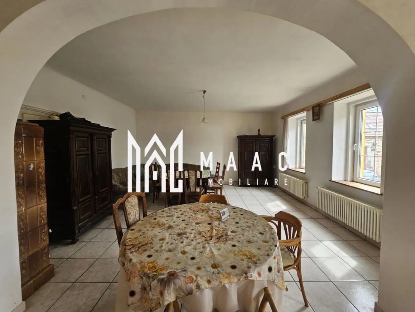 Casa Individuala | 8 camere | 6 bai | 300 mpu | Turnisor - MAAC Imobiliare vă propune spre închiriere o proprietate generoasă, situată în cartierul Turnișor din Sibiu, ideal configurată pentru activități de cazare muncitori sau locuință multifamilială. Imobilul este compus din două corpuri de clădire complet funcționale, cu o suprafață totală de 300 mp, împărțită eficient pentru confortul și utilitatea chiriașilor.

Corp 1 (S+P+M – 230 mp)

Subsol:

Bucătărie complet echipată

Cameră de servit masa

Cameră de depozitare

Baie (vas WC + lavoar)

Parter:

Bucătărie

Living spațios

Mansardă:

3 dormitoare

3 băi (fiecare cu duș, lavoar și vas WC)

Living comun

Corp 2 (Parter – 70 mp)

3 dormitoare

1 baie (vas WC + lavoar)

1 baie comună (cu 2 dușuri, lavoar și vas WC)

Proprietatea este complet mobilată și utilată, gândită special pentru a asigura confortul unui număr mai mare de persoane, în special pentru echipe de muncitori sau personal relocat. Compartimentarea practică, multiplele băi și spațiile comune generoase asigură funcționalitate și intimitate pentru fiecare locatar.

Localizare excelentă – situată într-o zonă accesibilă, aproape de punctele de interes industrial și logistic din Sibiu, cu acces facil către oraș și drumurile principale.

Pentru mai multe detalii și programarea unei vizionări, vă invităm să ne contactați.
ID: CP3108225 .