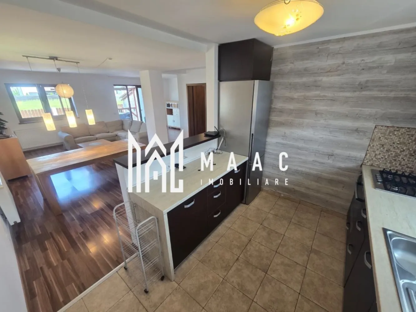 Casa 4 camere | Terasa | Pet Friendly | Selimbar - MAAC Imobiliare vă propune spre închiriere o casă tip duplex modernă, situată în Șelimbăr, într-o zonă liniștită, ideală pentru cei care își doresc confort, spațiu și intimitate.

 Proprietatea dispune de 3 dormitoare luminoase și spațioase, 2 băi complet utilate, precum și un living generos cu bucătărie open-space. Din zona de zi se face accesul direct către terasa exterioară, locul ideal pentru momentele de relaxare petrecute alături de familie și prieteni.

Casa beneficiază de un teren aferent de aproximativ 250 mp, cu spatiu amenajat pentru parcare, loc de gratar si zona verde. 

Poziționarea avantajoasă permite acces rapid către punctele de interes ale orașului, centre comerciale, școli, grădinițe și mijloace de transport.

Pentru mai multe detalii sau pentru stabilirea unei vizionări, vă rugăm să specificați că ați văzut anunțul cu ID: CP3112652