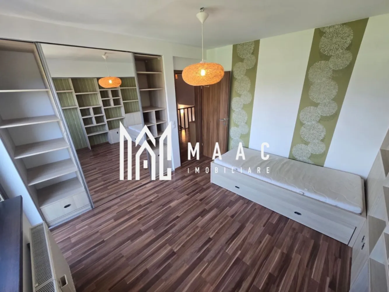 Casa 4 camere | Terasa | Pet Friendly | Selimbar - MAAC Imobiliare vă propune spre închiriere o casă tip duplex modernă, situată în Șelimbăr, într-o zonă liniștită, ideală pentru cei care își doresc confort, spațiu și intimitate.

 Proprietatea dispune de 3 dormitoare luminoase și spațioase, 2 băi complet utilate, precum și un living generos cu bucătărie open-space. Din zona de zi se face accesul direct către terasa exterioară, locul ideal pentru momentele de relaxare petrecute alături de familie și prieteni.

Casa beneficiază de un teren aferent de aproximativ 250 mp, cu spatiu amenajat pentru parcare, loc de gratar si zona verde. 

Poziționarea avantajoasă permite acces rapid către punctele de interes ale orașului, centre comerciale, școli, grădinițe și mijloace de transport.

Pentru mai multe detalii sau pentru stabilirea unei vizionări, vă rugăm să specificați că ați văzut anunțul cu ID: CP3112652