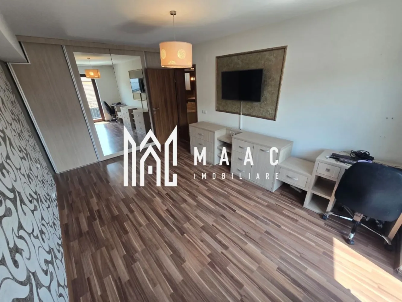 Casa 4 camere | Terasa | Pet Friendly | Selimbar - MAAC Imobiliare vă propune spre închiriere o casă tip duplex modernă, situată în Șelimbăr, într-o zonă liniștită, ideală pentru cei care își doresc confort, spațiu și intimitate.

 Proprietatea dispune de 3 dormitoare luminoase și spațioase, 2 băi complet utilate, precum și un living generos cu bucătărie open-space. Din zona de zi se face accesul direct către terasa exterioară, locul ideal pentru momentele de relaxare petrecute alături de familie și prieteni.

Casa beneficiază de un teren aferent de aproximativ 250 mp, cu spatiu amenajat pentru parcare, loc de gratar si zona verde. 

Poziționarea avantajoasă permite acces rapid către punctele de interes ale orașului, centre comerciale, școli, grădinițe și mijloace de transport.

Pentru mai multe detalii sau pentru stabilirea unei vizionări, vă rugăm să specificați că ați văzut anunțul cu ID: CP3112652
