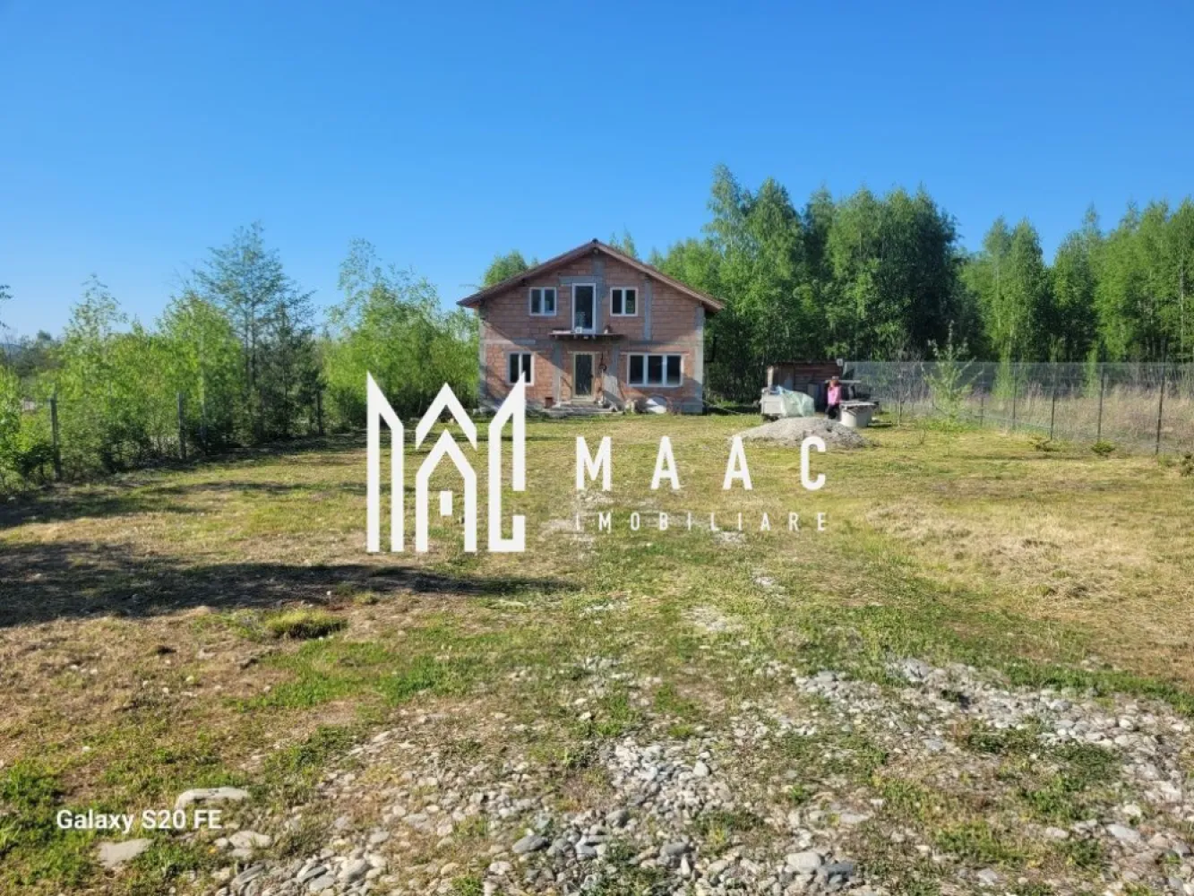 Casă Valea Avrigului | 1050 mp teren | Lângă Brambura Park | Intabulată - MAAC Imobiliare vă propune spre vânzare o proprietate situată în Valea Avrigului, într-o zonă deosebită, în imediata apropiere de Brambura Park, ideală pentru locuință permanentă, casă de vacanță sau investiție turistică.

 Detalii proprietate
Suprafață teren: 1050 mp
Casă construită din cărămidă
Proprietate împrejmuită cu gard din panou bordurat
Casă intabulată, cu toate actele la zi
 Compartimentare
 Parter
Living cu bucătărie open-space
Dormitor
Baie
 Etaj
2 dormitoare cu băi proprii
Dressing
 Stadiu & dotări
Interior zugrăvit
Calorifere montate
Uși montate la etaj
Baia de la parter finalizată
 Utilități
Fântână proprie cu 9 tuburi (debit foarte bun de apă)
Fosă septică ecologică – 3500 L
 Avantaje
Zonă turistică foarte căutată
Aproape de Brambura Park
Teren generos
Ideală pentru relaxare, turism sau investiție
Intimitate și peisaj deosebit

📞 Contactează-ne pentru mai multe detalii sau pentru a programa o vizionare, menționează CP3114921!