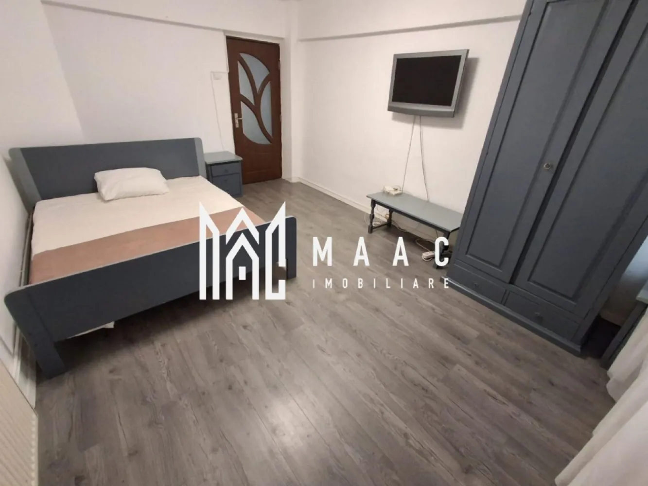 Apartament 2 camere | Decomandat | Renovat | Central - MAAC Imobiliare ofera spre inchiriere apartament cu 2 camere, complet mobilat si utilat, in zona Centrala.

Locuinta decomandata a fost recent renovata, se afla la etajul 4, are suprafata utila de 53mp si este alcatuita din doua dormitoare, bucatarie (+camara), debara, baie si hol.

Aferent - pivnita.

Amplasamentul blocului este unul avantajos, aflandu-se la 15 minute de mers pe jos de centru, la 5 minute de magazine, farmacii, cafenele.

Se percepe o chirie in avans si garantie in cuantumul unei chirii lunare. Se inchiriaza pe o perioada de minim 12 luni. Disponibilitate imediata.

Pentru mai multe detalii, va rugam specificati telefonic: CP3115035