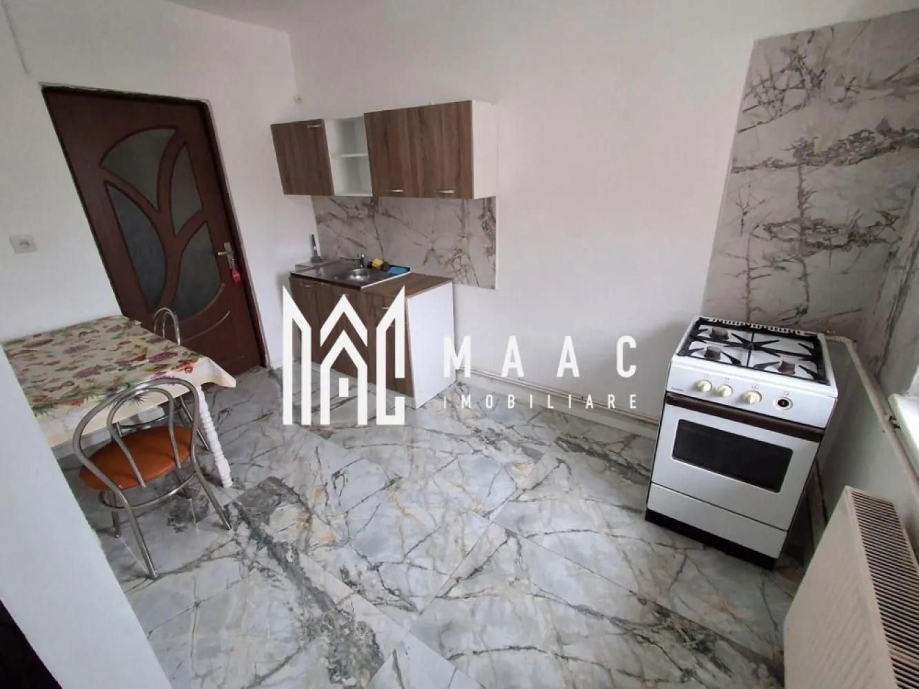 Apartament 2 camere | Decomandat | Renovat | Central - MAAC Imobiliare ofera spre inchiriere apartament cu 2 camere, complet mobilat si utilat, in zona Centrala.

Locuinta decomandata a fost recent renovata, se afla la etajul 4, are suprafata utila de 53mp si este alcatuita din doua dormitoare, bucatarie (+camara), debara, baie si hol.

Aferent - pivnita.

Amplasamentul blocului este unul avantajos, aflandu-se la 15 minute de mers pe jos de centru, la 5 minute de magazine, farmacii, cafenele.

Se percepe o chirie in avans si garantie in cuantumul unei chirii lunare. Se inchiriaza pe o perioada de minim 12 luni. Disponibilitate imediata.

Pentru mai multe detalii, va rugam specificati telefonic: CP3115035