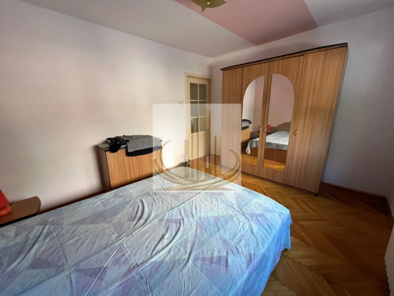 Ap spațios cu 2 cam decomandate | 58 mp | Shopping City | Investitie - Echipa Grand Mobilis Imobiliare vă propune spre vânzare un apartament primitor și foarte bine compartimentat, situat într-o zonă liniștită și apreciată, la doar câteva minute de Shopping City Timișoara.

Apartamentul dispune de 2 camere decomandate, are o suprafață utilă de 58 mp și este amplasat la parterul unui imobil construit în anul 2003.

Locuința se remarcă prin compartimentarea practică și eficientă, gândită pentru confortul de zi cu zi. Compartimentarea este realizată astfel:

hol generos de acces;
zonă de dining și bucătărie poziționată central;
două dormitoare spațioase, separate, care oferă intimitate și funcționalitate.

Dormitoarele beneficiază de ferestre mari, ce oferă lumină naturală din abundență și creează o atmosferă caldă și aerisită în întregul apartament.

Proprietatea se află în curs de renovare după plecarea foștilor chiriași și se va preda complet mobilată și utilată, fiind ideală pentru mutare imediată sau pentru introducerea rapidă în circuitul de închiriere.

Printre avantajele apartamentului se regăsesc:

compartimentare decomandată și eficientă;
camere spațioase și luminoase;
rulouri manuale la ferestre;
bloc construit în 2003;
poziționare excelentă într-o zonă liniștită;
costuri reduse de întreținere;
preț atractiv raportat la suprafață, compartimentare și zonă.

Confortul termic este asigurat prin intermediul centralei imobilului (centrală pe bloc), un avantaj important care contribuie la cheltuieli lunare foarte reduse.

Zona reprezintă unul dintre punctele forte ale proprietății, apartamentul având în imediata apropiere:

Shopping City Timișoara;
magazine și supermarketuri;
școală și grădiniță;
mijloace de transport în comun;
acces rapid către principalele artere ale orașului.

Datorită poziției excelente și cererii ridicate pentru închiriere în această zonă, apartamentul este ideal atât pentru o familie sau un cuplu care își dorește confort și accesibilitate, cât și pentru investiție, oferind un randament foarte bun la închiriere.

O proprietate care îmbină perfect spațiul generos, compartimentarea practică, un preț foarte atractiv și o locație excelentă, într-una dintre cele mai căutate zone ale orașului.

Pentru mai multe detalii sau programarea unei vizionari echipa Grand Mobilis Imobiliare va sta la dispozitie!
ID Intern: CP3116491
