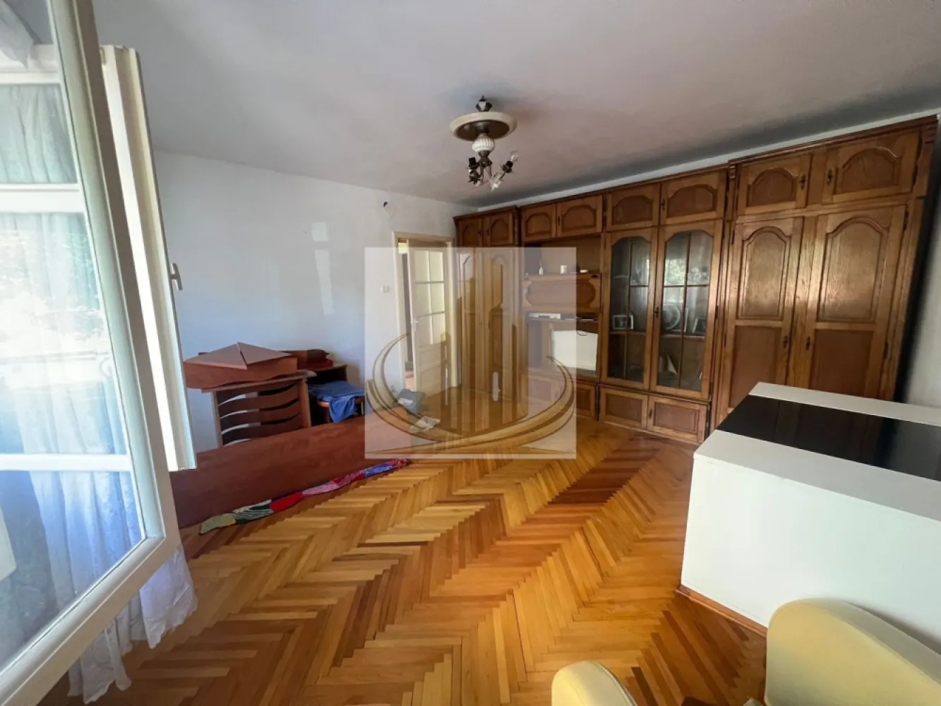 Ap spațios cu 2 cam decomandate | 58 mp | Shopping City | Investitie - Echipa Grand Mobilis Imobiliare vă propune spre vânzare un apartament primitor și foarte bine compartimentat, situat într-o zonă liniștită și apreciată, la doar câteva minute de Shopping City Timișoara.

Apartamentul dispune de 2 camere decomandate, are o suprafață utilă de 58 mp și este amplasat la parterul unui imobil construit în anul 2003.

Locuința se remarcă prin compartimentarea practică și eficientă, gândită pentru confortul de zi cu zi. Compartimentarea este realizată astfel:

hol generos de acces;
zonă de dining și bucătărie poziționată central;
două dormitoare spațioase, separate, care oferă intimitate și funcționalitate.

Dormitoarele beneficiază de ferestre mari, ce oferă lumină naturală din abundență și creează o atmosferă caldă și aerisită în întregul apartament.

Proprietatea se află în curs de renovare după plecarea foștilor chiriași și se va preda complet mobilată și utilată, fiind ideală pentru mutare imediată sau pentru introducerea rapidă în circuitul de închiriere.

Printre avantajele apartamentului se regăsesc:

compartimentare decomandată și eficientă;
camere spațioase și luminoase;
rulouri manuale la ferestre;
bloc construit în 2003;
poziționare excelentă într-o zonă liniștită;
costuri reduse de întreținere;
preț atractiv raportat la suprafață, compartimentare și zonă.

Confortul termic este asigurat prin intermediul centralei imobilului (centrală pe bloc), un avantaj important care contribuie la cheltuieli lunare foarte reduse.

Zona reprezintă unul dintre punctele forte ale proprietății, apartamentul având în imediata apropiere:

Shopping City Timișoara;
magazine și supermarketuri;
școală și grădiniță;
mijloace de transport în comun;
acces rapid către principalele artere ale orașului.

Datorită poziției excelente și cererii ridicate pentru închiriere în această zonă, apartamentul este ideal atât pentru o familie sau un cuplu care își dorește confort și accesibilitate, cât și pentru investiție, oferind un randament foarte bun la închiriere.

O proprietate care îmbină perfect spațiul generos, compartimentarea practică, un preț foarte atractiv și o locație excelentă, într-una dintre cele mai căutate zone ale orașului.

Pentru mai multe detalii sau programarea unei vizionari echipa Grand Mobilis Imobiliare va sta la dispozitie!
ID Intern: CP3116491