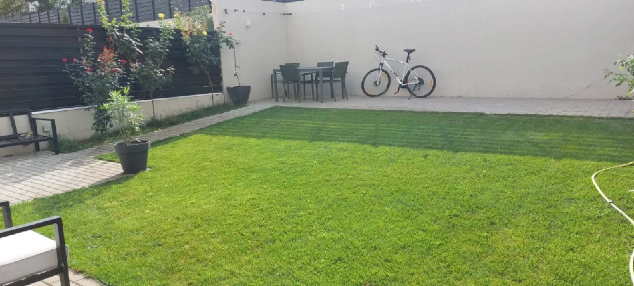 De vânzare casă premium tip duplex, vedere spre Lacul Brates, comision 0% - Vă prezentăm spre vânzare o proprietate modernă, parte dintr-un duplex construit în anul 2019, ideală pentru o familie care își dorește confort, intimitate și o locație liniștită, cu vedere superbă către Lacul Brateș.
 Proprietatea dispune de:
• suprafață construită la sol: 85 mp
• suprafață totală construită: 159 mp
• teren în suprafață de 265 mp
Compartimentare eficientă și funcțională:
- Parter:
• hol generos
• living luminos
• bucătărie închisă
• grup sanitar
• spațiu pentru depozitare

- Etaj:
• 3 dormitoare
• grup sanitar

 Dotări și finisaje premium:
• încălzire în pardoseală
• centrală termică proprie
• 2 unități aer condiționat
• gresie și faianță moderne
• parchet laminat în dormitoare
• tâmplărie PVC cu geam termopan tricameral
• rulouri exterioare
• vedere bilaterală – către Lacul Brateș și curtea din spate.

 Exteriorul proprietății oferă confort și funcționalitate:
• sistem automat pentru irigarea gazonului
• curte ideală pentru relaxare
• posibilitate de parcare pentru 2 mașini în fața casei.
Locuința îmbină perfect eleganța, confortul și poziționarea excelentă, fiind alegerea ideală pentru cei care își doresc o casă modernă într-o zonă liniștită și aerisită.
 Preț: 260.000 Euro
 Comision 0% pentru cumpărător.
Pentru detalii si programare vizionare 0746.252.252 Liliana Ene.