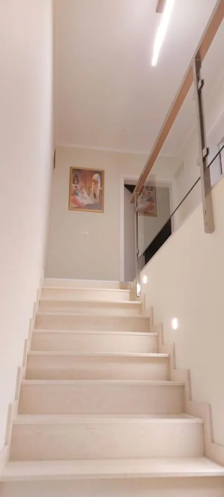 De vânzare casă premium tip duplex, vedere spre Lacul Brates, comision 0% - Vă prezentăm spre vânzare o proprietate modernă, parte dintr-un duplex construit în anul 2019, ideală pentru o familie care își dorește confort, intimitate și o locație liniștită, cu vedere superbă către Lacul Brateș.
 Proprietatea dispune de:
• suprafață construită la sol: 85 mp
• suprafață totală construită: 159 mp
• teren în suprafață de 265 mp
Compartimentare eficientă și funcțională:
- Parter:
• hol generos
• living luminos
• bucătărie închisă
• grup sanitar
• spațiu pentru depozitare

- Etaj:
• 3 dormitoare
• grup sanitar

 Dotări și finisaje premium:
• încălzire în pardoseală
• centrală termică proprie
• 2 unități aer condiționat
• gresie și faianță moderne
• parchet laminat în dormitoare
• tâmplărie PVC cu geam termopan tricameral
• rulouri exterioare
• vedere bilaterală – către Lacul Brateș și curtea din spate.

 Exteriorul proprietății oferă confort și funcționalitate:
• sistem automat pentru irigarea gazonului
• curte ideală pentru relaxare
• posibilitate de parcare pentru 2 mașini în fața casei.
Locuința îmbină perfect eleganța, confortul și poziționarea excelentă, fiind alegerea ideală pentru cei care își doresc o casă modernă într-o zonă liniștită și aerisită.
 Preț: 260.000 Euro
 Comision 0% pentru cumpărător.
Pentru detalii si programare vizionare 0746.252.252 Liliana Ene.