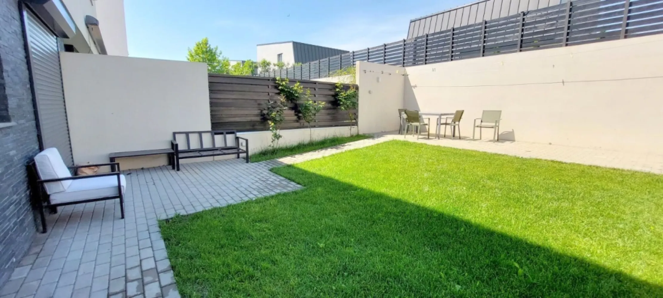 De vânzare casă premium tip duplex, vedere spre Lacul Brates, comision 0% - Vă prezentăm spre vânzare o proprietate modernă, parte dintr-un duplex construit în anul 2019, ideală pentru o familie care își dorește confort, intimitate și o locație liniștită, cu vedere superbă către Lacul Brateș.
 Proprietatea dispune de:
• suprafață construită la sol: 85 mp
• suprafață totală construită: 159 mp
• teren în suprafață de 265 mp
Compartimentare eficientă și funcțională:
- Parter:
• hol generos
• living luminos
• bucătărie închisă
• grup sanitar
• spațiu pentru depozitare

- Etaj:
• 3 dormitoare
• grup sanitar

 Dotări și finisaje premium:
• încălzire în pardoseală
• centrală termică proprie
• 2 unități aer condiționat
• gresie și faianță moderne
• parchet laminat în dormitoare
• tâmplărie PVC cu geam termopan tricameral
• rulouri exterioare
• vedere bilaterală – către Lacul Brateș și curtea din spate.

 Exteriorul proprietății oferă confort și funcționalitate:
• sistem automat pentru irigarea gazonului
• curte ideală pentru relaxare
• posibilitate de parcare pentru 2 mașini în fața casei.
Locuința îmbină perfect eleganța, confortul și poziționarea excelentă, fiind alegerea ideală pentru cei care își doresc o casă modernă într-o zonă liniștită și aerisită.
 Preț: 260.000 Euro
 Comision 0% pentru cumpărător.
Pentru detalii si programare vizionare 0746.252.252 Liliana Ene.