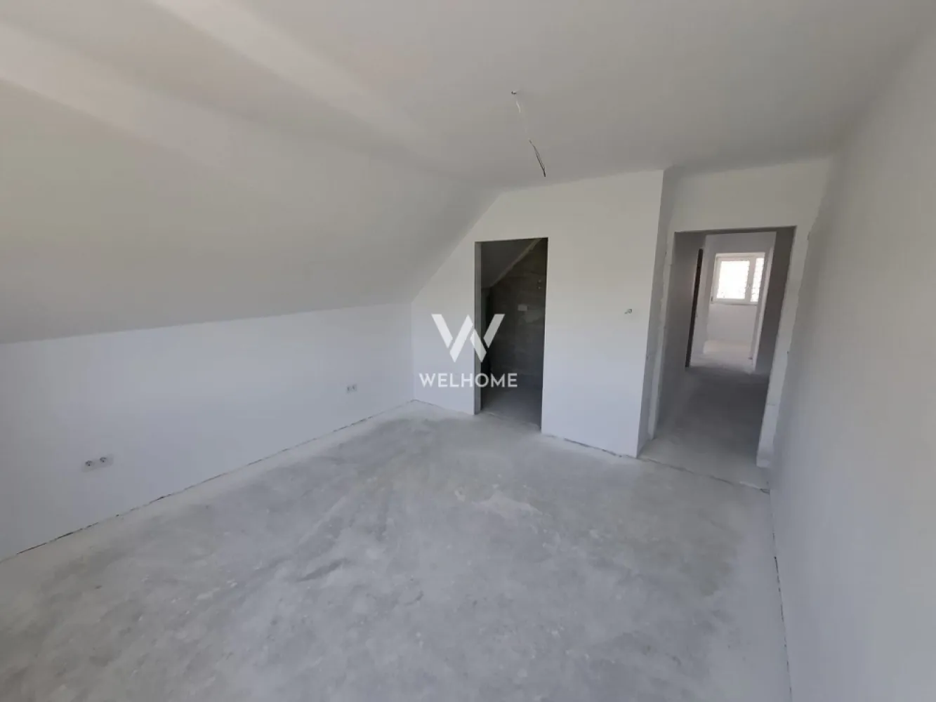 Casa Individuala NOUA in Cristian - Sibiu - Va propunem spre vanzare o casa individuala construita pe un teren de 425 mp cu o suprafata utila de 149 mp compartimentata astfel:
La parter ne intampina un hol generos, baie, o camera care poate fi folosita ca si birou sau dormitor, bucataria cu posibilitatea de a se inchide sau a se pastra deschisa pentru a creea mai mult spatiu, camara si camera tehnica. 
Din livingul spatios si luminos se poate iesi in curtea libera de aprozimativ 320 mp 
La etaj avem cele 3 dormitoare dintre care unul cu baie proprie si o baie mare .
Interiorul se preda la ALB , sape turnate , instalatia pentru incalzirea in pardoseala parter si etaj 
Pod izolat cu lana de lemn-foarte eficienta termic.
Exteriorul la cheie, cu izolatie din polistiren de 10 CM, acoperisul cu tigla bramac, gard, poarta, pavaj auto si pietonat, gazon.
Utilitati: Apa, Canalizare, Curent
Incalzirea se face cu pompa de caldura.

Pozitionarea este intr-o zona linistita cu multa verdeata.
Pretul pentru stadiul de ALB interior si Cheie exterior este de 245000 EURO
Termen de predare - imediat.

Detalii : 0753277310