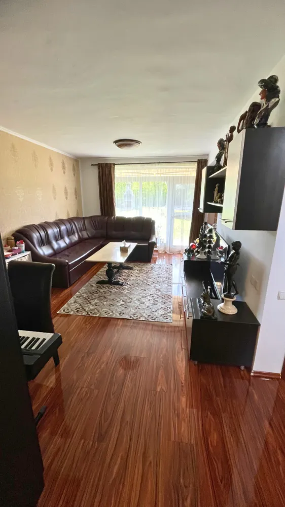 Duplex de vânzare | Cluj | Comision 0 - Dacă îți dorești mai mult spațiu, confort și o curte proprie într-una dintre cele mai apreciate zone din Cluj-Napoca, acest duplex din Bună Ziua este alegerea ideală pentru tine și familia ta.Situat într-un ansamblu privat de 31 de case, cu stradă asfaltată și iluminat stradal, imobilul oferă intimitate, liniște și acces rapid către centrul orașului.Gândită pentru confortul unei familii, această locuință oferă 110 mp utili, 146 mp construiți și un teren total de 231 mp, din care aproximativ 150 mp reprezintă teren liber. Spațiul exterior completează perfect proprietatea, aducând un plus de confort, intimitate și flexibilitate în amenajare.Compartimentarea este practică și eficientă:Parter:• hol• living spațios cu ieșire spre terasă și grădină• bucătărie închisă• birou• baie• debara• garaj de 14 mp, încălzit, cu posibilitate de transformare într-o cameră suplimentarăEtaj:• 2 dormitoare• dressing• baie• hol• câte un balcon pentru fiecare dormitorOrientarea oferă un echilibru plăcut între lumină naturală și confort pe parcursul întregii zile:• livingul, dormitorul matrimonial și băile sunt orientate spre vest• bucătăria și al doilea dormitor sunt orientate spre estCurtea este amenajată pentru confort și relaxare:• terasă pavată• zonă de grătar• marchiză extensibilă• mobilier de grădină• balansoar• trambulinăConstrucția este realizată din cărămidă, cu structură din beton armat, finalizată în 2008. Acoperișul a fost schimbat integral acum un an, iar imobilul este izolat cu polistiren de 10 cm.Dotări:• centrală termică Viessmann în condensare - nou• 2 aparate de aer condiționat Beko• bucătărie mobilată la comandă• jacuzzi pentru 2 persoane• cabină de duș cu hidromasaj• sistem de alarmă• supraveghere video exterior• geamuri termopanLocuința beneficiază de o poziționare foarte bună, cu acces rapid către facilitățile importante din zonă:• stație de autobuz la aproximativ 100 m• Lidl, Mega Image și Home Garden• școli și grădinițe private (Elf, Montessori etc.)• restaurante, cafenele și centre de fitness• acces facil către centrul orașului• viitorul parc Bună Ziua, situat în apropiereDuplexul se vinde parțial mobilat.Preț: 399.000 €Nu se aplică TVA.Id: 82v/16Comision 0 pentru cumpărător.Situație juridică clară, fără ipoteci sau alte sarcini.Se acceptă achiziționarea și prin credit.Pentru mai multe informații și programarea unei vizionări, vă stăm cu drag la dispoziție.0784 878 355