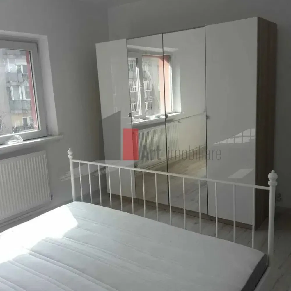 APARTAMENT 2 CAMERE SEBASTIAN -PROSPER - Va prezentam spre vanzare un apartament de 2 camere situat in zona Sebastian -Prosper
 intr-un bloc de apartamente, la etajul 5 din 8 in suprafata de 60mp cu balconul.
 Apartamentul se compune din living , dormitor, baie, hol, balcon si este complet renovat
 mobilat si utilat.
 Comfortul termic este asigurat de la sistemul centralizat. 
 Pentru mai multe detalii sau vizionare sunati la 0722 371 033.