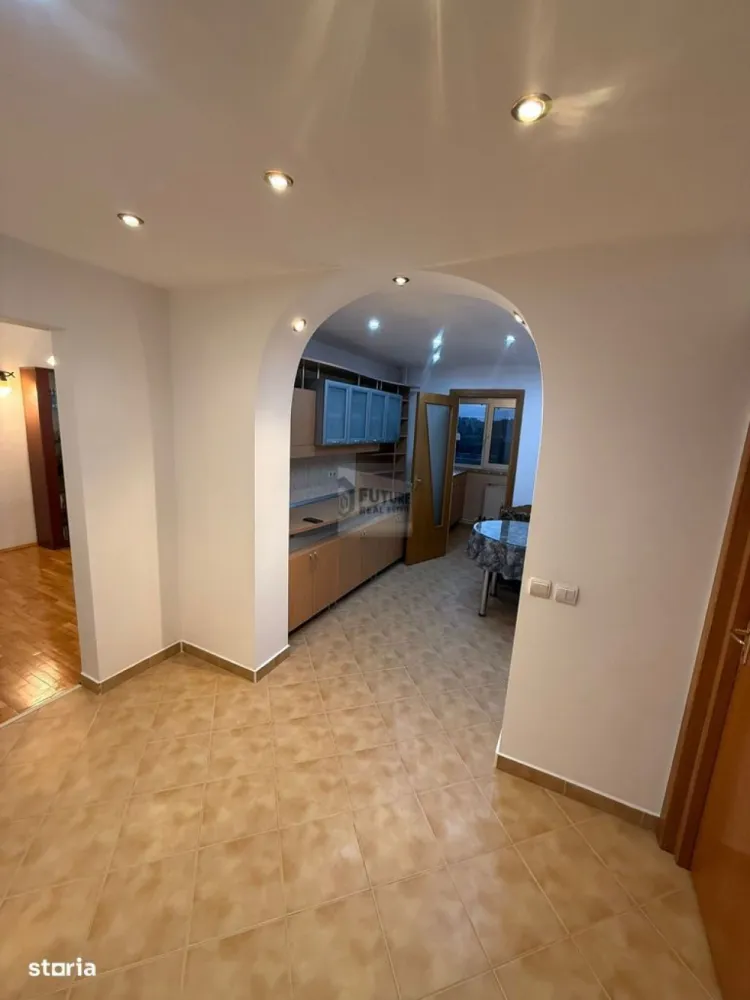 Închiriere Apartament 3 Camere – Spațios, Centrală Proprie, Parcare - Descriere proprietate Se oferă spre închiriere, pe termen lung, un apartament spațios și bine compartimentat cu 3 camere, situat în Sector 4, într-o zonă liniștită și bine poziționată. Locuința dispune de două băi, un avantaj important pentru familii sau pentru cei care doresc un plus de confort, precum și de centrală termică pe gaz, asigurând costuri reduse la întreținere și control individual al temperaturii. Apartamentul este amplasat la etajul 7 din 8, oferind lumină naturală bună și o priveliște deschisă. Compartimentare și spații auxiliare • Living luminos • Două dormitoare • Bucătărie separată • Balcon • Debara pentru depozitare • Beci • Două băi Dotări și facilități • Centrală termică proprie pe gaz • Loc de parcare inclus • Apartament gata de utilizare • Spații de depozitare bine organizate Avantaje locație • Zonă liniștită, ideală pentru familie sau cuplu • Acces facil către puncte de interes din Sector 4 • Apropiere de mijloace de transport, magazine și servicii • Ideal pentru cei care caută confort, siguranță și funcționalitate Condiții • Închiriere pe termen lung • Detalii privind chiria și garanția se discută telefonic • Vizionare disponibilă la cerere Contact Pentru informații suplimentare și programarea unei vizionări, vă rugăm să ne contactați direct.