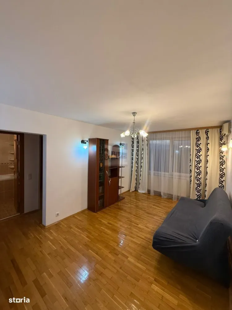 Închiriere Apartament 3 Camere – Spațios, Centrală Proprie, Parcare - Descriere proprietate Se oferă spre închiriere, pe termen lung, un apartament spațios și bine compartimentat cu 3 camere, situat în Sector 4, într-o zonă liniștită și bine poziționată. Locuința dispune de două băi, un avantaj important pentru familii sau pentru cei care doresc un plus de confort, precum și de centrală termică pe gaz, asigurând costuri reduse la întreținere și control individual al temperaturii. Apartamentul este amplasat la etajul 7 din 8, oferind lumină naturală bună și o priveliște deschisă. Compartimentare și spații auxiliare • Living luminos • Două dormitoare • Bucătărie separată • Balcon • Debara pentru depozitare • Beci • Două băi Dotări și facilități • Centrală termică proprie pe gaz • Loc de parcare inclus • Apartament gata de utilizare • Spații de depozitare bine organizate Avantaje locație • Zonă liniștită, ideală pentru familie sau cuplu • Acces facil către puncte de interes din Sector 4 • Apropiere de mijloace de transport, magazine și servicii • Ideal pentru cei care caută confort, siguranță și funcționalitate Condiții • Închiriere pe termen lung • Detalii privind chiria și garanția se discută telefonic • Vizionare disponibilă la cerere Contact Pentru informații suplimentare și programarea unei vizionări, vă rugăm să ne contactați direct.