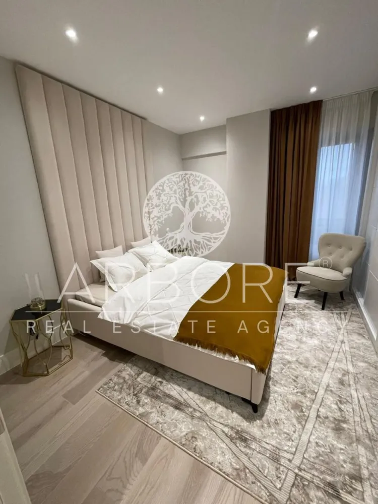 Apartament premium 3 camere zona Pipera | Piscină, Gym, Parcare - Arbore Real Estate vă propune spre închiriere un apartament cu 3 camere situat în prestigiosul ansamblu Triana Residence, Pipera – o locație premium, ideală pentru familii sau expați care doresc confort, siguranță și acces rapid la facilități esențiale.

📍 Localizare excelentă – în apropiere de:

Școli internaționale de top: American School, British School, Lycée Français "Anna de Noailles", Mark Twain, Avenor College
Universitatea Româno-Americană
Centre comerciale: Băneasa Shopping City, Jolie Ville, Strip Mall
Cluburi și facilități de lifestyle: Stejarii Country Club, World Class Jolie Ville, Atlantis Club
Pădurea Băneasa – pentru aer curat și relaxare în natură
🏢 Detalii proprietate:

Suprafață utilă: 84 mp
Compartimentare practică: living luminos, bucătărie open-space, 2 dormitoare, 2 băi, balcon
Loc de parcare subteran inclus
Mobilat modern și complet utilat
🎯 Facilități premium în complex:

Sală de fitness complet echipată
Piscină exterioară
Loc de joacă pentru copii
Zonă de relaxare privată

Preț: 1300+ tva

📞 Disponibil imediat! Contactați-ne pentru vizionare.