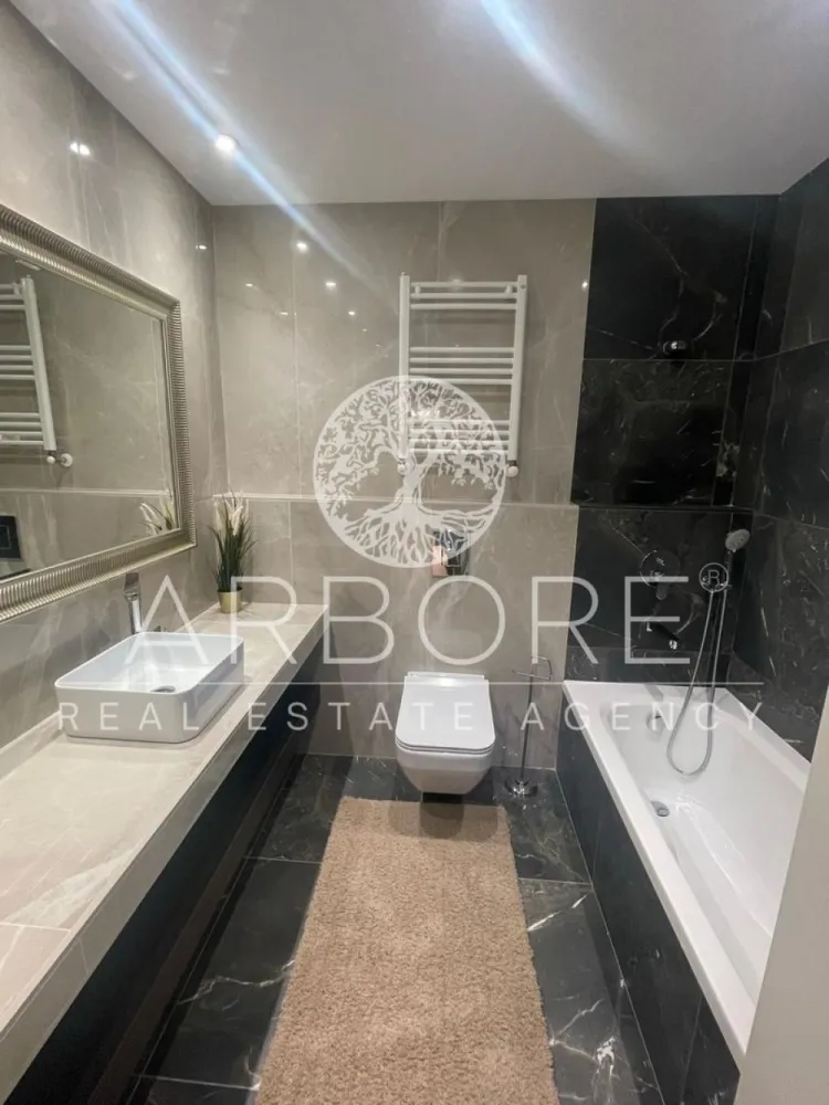 Apartament premium 3 camere zona Pipera | Piscină, Gym, Parcare - Arbore Real Estate vă propune spre închiriere un apartament cu 3 camere situat în prestigiosul ansamblu Triana Residence, Pipera – o locație premium, ideală pentru familii sau expați care doresc confort, siguranță și acces rapid la facilități esențiale.

📍 Localizare excelentă – în apropiere de:

Școli internaționale de top: American School, British School, Lycée Français "Anna de Noailles", Mark Twain, Avenor College
Universitatea Româno-Americană
Centre comerciale: Băneasa Shopping City, Jolie Ville, Strip Mall
Cluburi și facilități de lifestyle: Stejarii Country Club, World Class Jolie Ville, Atlantis Club
Pădurea Băneasa – pentru aer curat și relaxare în natură
🏢 Detalii proprietate:

Suprafață utilă: 84 mp
Compartimentare practică: living luminos, bucătărie open-space, 2 dormitoare, 2 băi, balcon
Loc de parcare subteran inclus
Mobilat modern și complet utilat
🎯 Facilități premium în complex:

Sală de fitness complet echipată
Piscină exterioară
Loc de joacă pentru copii
Zonă de relaxare privată

Preț: 1300+ tva

📞 Disponibil imediat! Contactați-ne pentru vizionare.