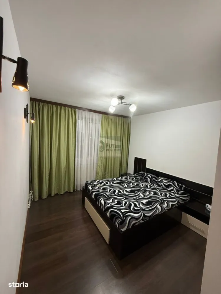 Închiriere Apartament 3 Camere – Spațios, Centrală Proprie, Parcare - Descriere proprietate Se oferă spre închiriere, pe termen lung, un apartament spațios și bine compartimentat cu 3 camere, situat în Sector 4, într-o zonă liniștită și bine poziționată. Locuința dispune de două băi, un avantaj important pentru familii sau pentru cei care doresc un plus de confort, precum și de centrală termică pe gaz, asigurând costuri reduse la întreținere și control individual al temperaturii. Apartamentul este amplasat la etajul 7 din 8, oferind lumină naturală bună și o priveliște deschisă. Compartimentare și spații auxiliare • Living luminos • Două dormitoare • Bucătărie separată • Balcon • Debara pentru depozitare • Beci • Două băi Dotări și facilități • Centrală termică proprie pe gaz • Loc de parcare inclus • Apartament gata de utilizare • Spații de depozitare bine organizate Avantaje locație • Zonă liniștită, ideală pentru familie sau cuplu • Acces facil către puncte de interes din Sector 4 • Apropiere de mijloace de transport, magazine și servicii • Ideal pentru cei care caută confort, siguranță și funcționalitate Condiții • Închiriere pe termen lung • Detalii privind chiria și garanția se discută telefonic • Vizionare disponibilă la cerere Contact Pentru informații suplimentare și programarea unei vizionări, vă rugăm să ne contactați direct.