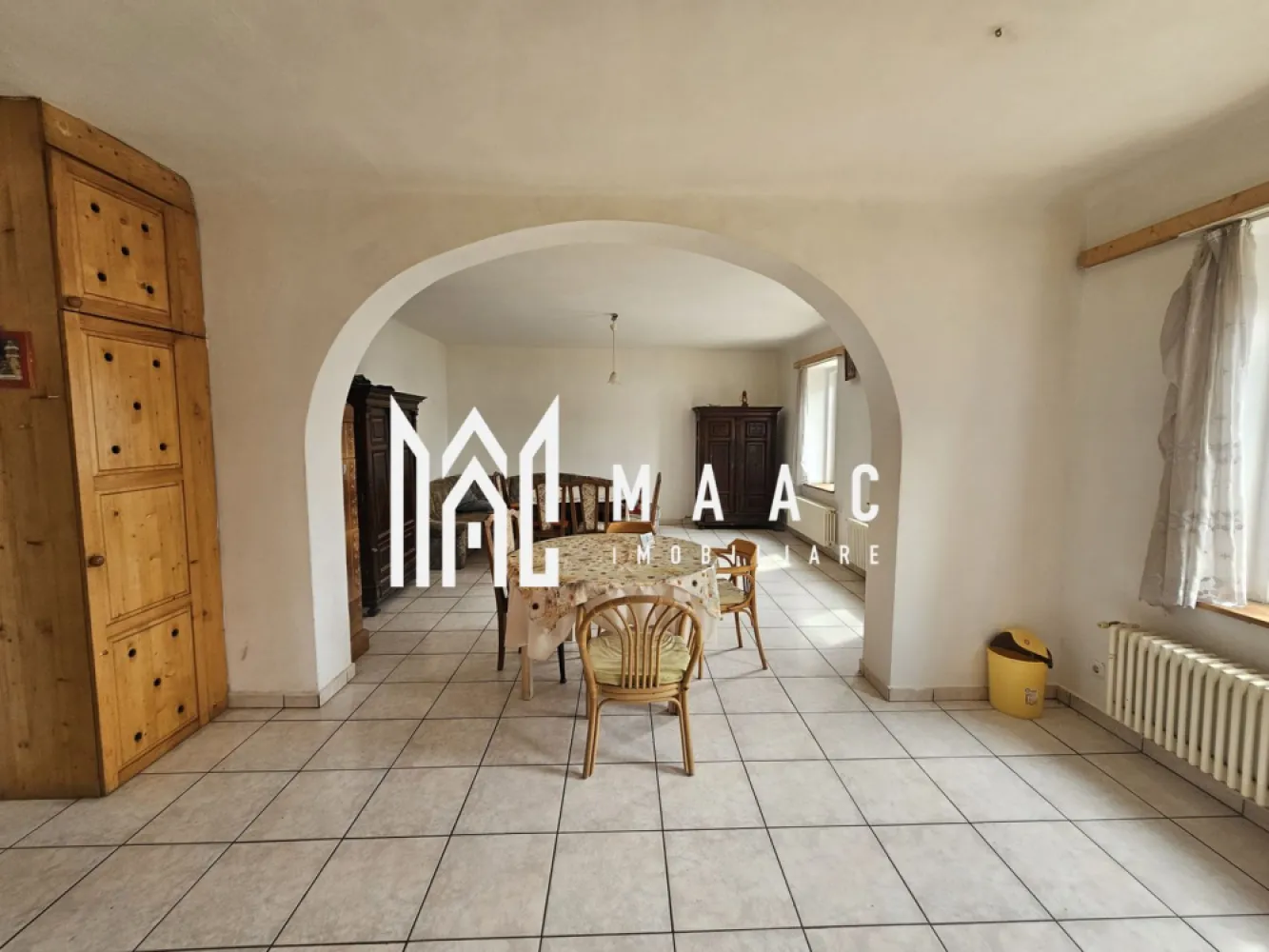 Casa Individuala | 8 camere | 6 bai | 300 mpu | Turnisor - MAAC Imobiliare vă propune spre închiriere o proprietate generoasă, situată în cartierul Turnișor din Sibiu, ideal configurată pentru activități de cazare muncitori sau locuință multifamilială. Imobilul este compus din două corpuri de clădire complet funcționale, cu o suprafață totală de 300 mp, împărțită eficient pentru confortul și utilitatea chiriașilor.

Corp 1 (S+P+M – 230 mp)

Subsol:

Bucătărie complet echipată

Cameră de servit masa

Cameră de depozitare

Baie (vas WC + lavoar)

Parter:

Bucătărie

Living spațios

Mansardă:

3 dormitoare

3 băi (fiecare cu duș, lavoar și vas WC)

Living comun

Corp 2 (Parter – 70 mp)

3 dormitoare

1 baie (vas WC + lavoar)

1 baie comună (cu 2 dușuri, lavoar și vas WC)

Proprietatea este complet mobilată și utilată, gândită special pentru a asigura confortul unui număr mai mare de persoane, în special pentru echipe de muncitori sau personal relocat. Compartimentarea practică, multiplele băi și spațiile comune generoase asigură funcționalitate și intimitate pentru fiecare locatar.

Localizare excelentă – situată într-o zonă accesibilă, aproape de punctele de interes industrial și logistic din Sibiu, cu acces facil către oraș și drumurile principale.

Pentru mai multe detalii și programarea unei vizionări, vă invităm să ne contactați: