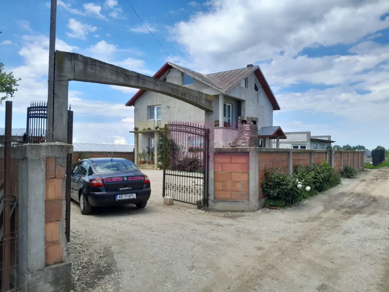 VARASTI / GR - CASA P+1+M (4 CAM) DE VANZARE - Compania Imobiliara Apulum94 are deosebita placere sa va propuna spre vanzare o casa individuala situata pe strada Soarelui nr. 6 in comuna Varasti, judetul Giurgiu, o proprietate ideala pentru cei care cauta liniste, spatiu si acces facil catre capitala. Aceasta casa ofera un echilibru perfect intre confortul rural si proximitatea urbana, fiind la doar 20 km de Bucuresti, cu legatura directa spre zona Eroii Revolutiei, oferind conexiuni rapide catre reteaua de metrou si alte mijloace de transport in comun.

Proprietatea are o suprafata utila de 162 mp si un teren generos de 474 mp, fiind ideala pentru familii sau persoane care cauta liniste, spatiu si confort. 

Casa este construita pe formula P+1+M, fiind compusa din 4 camere, avand trei dormitoare si un living spatios, bucatarie open space complet mobilata, baie, si beneficiaza de aer conditionat si incalzire pe lemne. 
Construita in 2010 si recent izolata la exterior, ofera un climat optim tot timpul anului.

Cateva specificatii tehnice generale/dotari:

- structura de rezistenta: stalpi beton armat, planseu beton armat
- zidarie exterioara si compartimentari interioare: caramida tip brikston
- geamuri termopan profil PVC,
- termoizolare cu polistiren 10 cm + tencuiala decorativa

Sunt disponibile si 2 locuri de parcare in curte

Mentionez ca pretul casei este usor negociabil.

Comision zero la cumparator!!!

Pentru detalii suplimentare, ma puteti contacta la 0.7.3.3.6.8.3.4.5.6.

Agent imobiliar: Aurelian Popescu
Apulum94 - Un partener de cursa lunga!