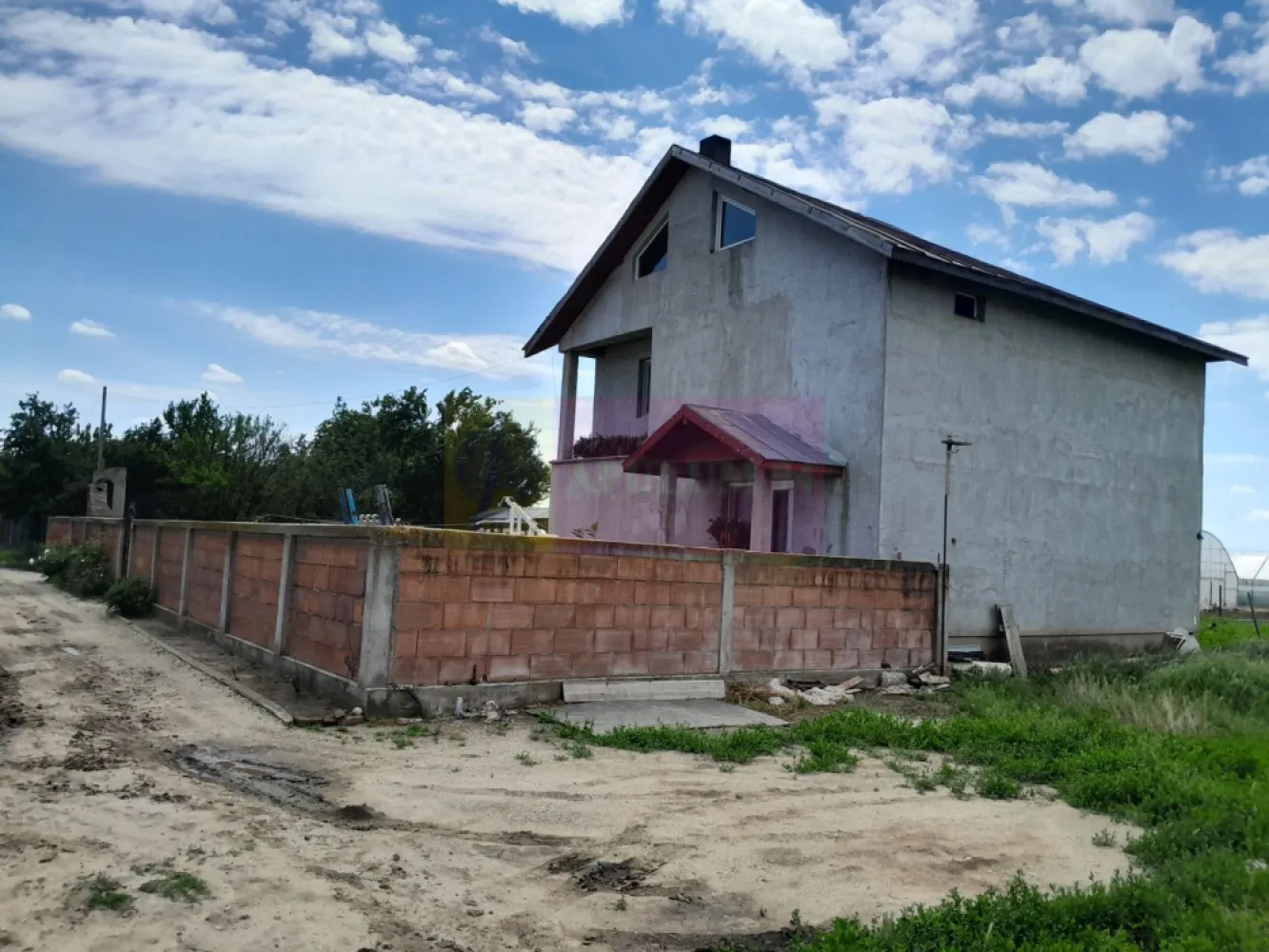 VARASTI / GR - CASA P+1+M (4 CAM) DE VANZARE - Compania Imobiliara Apulum94 are deosebita placere sa va propuna spre vanzare o casa individuala situata pe strada Soarelui nr. 6 in comuna Varasti, judetul Giurgiu, o proprietate ideala pentru cei care cauta liniste, spatiu si acces facil catre capitala. Aceasta casa ofera un echilibru perfect intre confortul rural si proximitatea urbana, fiind la doar 20 km de Bucuresti, cu legatura directa spre zona Eroii Revolutiei, oferind conexiuni rapide catre reteaua de metrou si alte mijloace de transport in comun.

Proprietatea are o suprafata utila de 162 mp si un teren generos de 474 mp, fiind ideala pentru familii sau persoane care cauta liniste, spatiu si confort. 

Casa este construita pe formula P+1+M, fiind compusa din 4 camere, avand trei dormitoare si un living spatios, bucatarie open space complet mobilata, baie, si beneficiaza de aer conditionat si incalzire pe lemne. 
Construita in 2010 si recent izolata la exterior, ofera un climat optim tot timpul anului.

Cateva specificatii tehnice generale/dotari:

- structura de rezistenta: stalpi beton armat, planseu beton armat
- zidarie exterioara si compartimentari interioare: caramida tip brikston
- geamuri termopan profil PVC,
- termoizolare cu polistiren 10 cm + tencuiala decorativa

Sunt disponibile si 2 locuri de parcare in curte

Mentionez ca pretul casei este usor negociabil.

Comision zero la cumparator!!!

Pentru detalii suplimentare, ma puteti contacta la 0.7.3.3.6.8.3.4.5.6.

Agent imobiliar: Aurelian Popescu
Apulum94 - Un partener de cursa lunga!