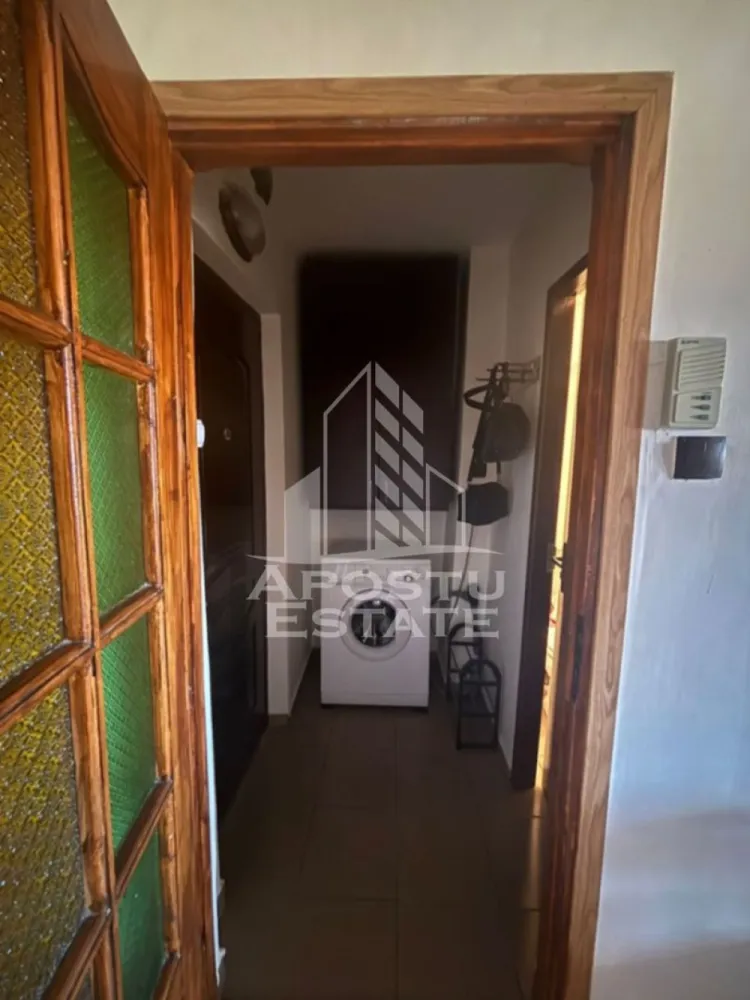 Apartament cu 1 cameră , de închiriat , Zona Aradului , Timișoara - Agentia imobiliara APOSTU ESTATE va propune spre inchiriere un apartament cu 1 cameră , spatios si luminos, situat in zona Aradului , o zona linistita si bine pozitionata din Timisoara, potrivit pentru cupluri,familii, sau studenti care isi doresc o locuinta unde sa se simta confortabil si cu acces facil catre scoli, statii de autobuz, supermarketuri , magazine de zona, parcuri.

Suprafata utila: 25 mp
Compartimentare eficienta:
-Bucatarie complet mobilata si utilata
-Dormitor mobilat si utilat
-Baie prevazuta cu duș 

Confort si facilitati:
-Incalzirea apartamentului: colterm
-Apartamentul este complet mobilat si utilat de către proprietar 
Localizare:
-Timis,Timisoara, zona Aradului – acces facil spre magazine, supermarketul Profi , Lidl, Piata Verde , , facultatea de medicină veterinară - agronomie, scoli, parcuri si mijloace de transport in comun.
Ideal pentru:
-Familii
-Cupluri
-Studenti
Pret chirie lunara: 320 euro ( usor negociabil) 
Programeaza o vizionare pentru a-ti putea imagina viitorul aici!
ID intern: CP3111691