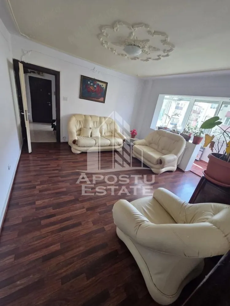 Apartament 3 camere de inchiriat, Sagului, Timisoara - Agentia imobiliara APOSTU ESTATE va propune spre inchiriere un apartament cu 3 camere, spatios si luminos, situat in zona Sagului, o zona linistita si bine pozitionata din Timisoara, potrivit pentru cupluri,familii, sau studenti care isi doresc o locuinta unde sa se simta confortabil si cu acces facil catre scoli, statii de autobuz, supermarketuri , magazine de zona, parcuri.

Suprafata utila: 67 mp
Compartimentare eficienta:
-Hol de acces generos
-Bucatarie complet mobilata si utilata, cu loc de luat masa
-Living luminos si spatios
-Dormitore mobilate si utilate
-Baie prevazuta cu cada

Confort si facilitati:
-Incalzirea apartamentului: centrala proprie
-Incalzirea prin calorifere
-Apartamentul este complet mobilat si utilat
-Nu se accepta animale de companie de catre proprietar
-Se accepta fumatori

Localizare:
-Timis,Timisoara, zona Sagului – acces facil spre magazine, supermarketul Lidl, scoli, parcuri si mijloace de transport in comun.

Ideal pentru:
-Familii
-Cupluri
-Studenti
-Straini

Disponibilitate: imediata
Pret chirie lunara: 400 euro 
Programeaza o vizionare pentru a-ti putea imagina viitorul aici!
ID intern: CP3111679