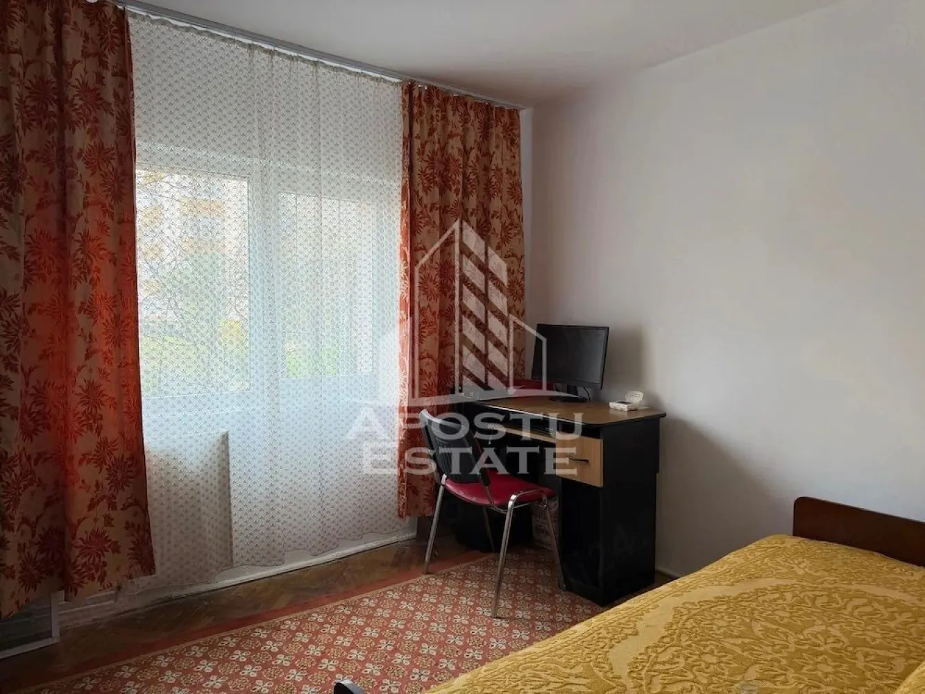 Apartament 3 camere,de inchiriat, Zona Bucovina ,Timisoara - Agentia imobiliara APOSTU ESTATE va propune spre inchiriere un apartament cu 3 camere, spatios si luminos, situat in zona Bucovina , o zona linistita si bine pozitionata din Timisoara, potrivit pentru cupluri,familii, sau studenti care isi doresc o locuinta unde sa se simta confortabil si cu acces facil catre scoli, statii de autobuz, supermarketuri , magazine de zona, parcuri.

Suprafata utila: 80 mp
Compartimentare eficienta:
-Hol de acces generos
-Bucatarie complet mobilata si utilata, cu loc de luat masa
-Living luminos si spatios
-Dormitor mobilat si utilat
-Dormitor secundar mobilat cu canapea extensibila 
-2 bai 

Confort si facilitati:
-Incalzirea apartamentului: centrala proprie 
-Apartamentul este complet mobilat si utilat de către proprietar 
Localizare:
-Timis,Timisoara, zona Bucovina – acces facil spre magazine, supermarketul Lidl, scoli, parcuri si mijloace de transport in comun.

Ideal pentru:
-Familii
-Cupluri
-Studenti

Pret chirie lunara: 370 euro ( usor negociabil)
Programeaza o vizionare pentru a-ti putea imagina viitorul aici!
ID intern: CP3111648