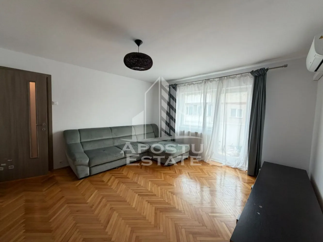 Apartament cu 3 camere, de vanzare, zona Kiriac, Timisoara - Agentia imobiliara APOSTU ESTATE va ofera spre vanzare un apartament cu 3 camere, mobilat si utilat, localizat in judetul Timis, Timisoara, zona Kiriac.

Apartamentul are o suprafata de 43mp utili si este situat la parter intr-un bloc anvelopat termic, cu 4 etaje.

- Hol de acces

- Bucatarie

-Living cu balcon semi-deschis

- 2 Dormitoare ( unul cu balcon inchis)

- Baie cu cada si geam 

-Baie de servici

Confortul termic este asigurat prin intermediul centralei proprie pe gaz.

Zona cu numeroase facilitati si puncte de interes precum: acces rapid si usor la mijloacele de transport in comun, si alte supermarket-uri in apropiere, farmacii, institutii de invatamant, restaurante, baruri, cafenele si multe altele.

Agentia imobiliara Apostu Estate va ofera consultanta bancara gratuita prin intermediul colaboratorilor nostri pentru alegerea celui mai potrivit tip de credit, astfel incat tu sa devi noul proprietar al acestui apartament.

Va asteptam cu drag la o vizionare!
CP3111624