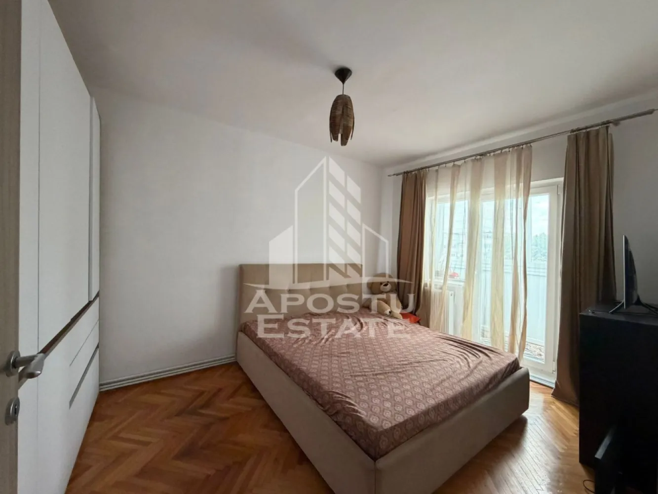 Apartament cu 3 camere, de vanzare, zona Kiriac, Timisoara - Agentia imobiliara APOSTU ESTATE va ofera spre vanzare un apartament cu 3 camere, mobilat si utilat, localizat in judetul Timis, Timisoara, zona Kiriac.

Apartamentul are o suprafata de 43mp utili si este situat la parter intr-un bloc anvelopat termic, cu 4 etaje.

- Hol de acces

- Bucatarie

-Living cu balcon semi-deschis

- 2 Dormitoare ( unul cu balcon inchis)

- Baie cu cada si geam 

-Baie de servici

Confortul termic este asigurat prin intermediul centralei proprie pe gaz.

Zona cu numeroase facilitati si puncte de interes precum: acces rapid si usor la mijloacele de transport in comun, si alte supermarket-uri in apropiere, farmacii, institutii de invatamant, restaurante, baruri, cafenele si multe altele.

Agentia imobiliara Apostu Estate va ofera consultanta bancara gratuita prin intermediul colaboratorilor nostri pentru alegerea celui mai potrivit tip de credit, astfel incat tu sa devi noul proprietar al acestui apartament.

Va asteptam cu drag la o vizionare!
CP3111624