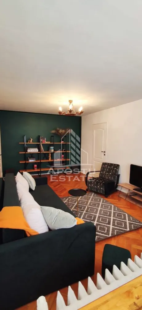 Apartament 2 camere, de vanzare, zona Sagului, Timisoara - Agentia imobiliara APOSTU ESTATE va ofera spre vanzare un apartament cu 2 camere, mobilat si utilat, localizat in judetul Timis, Timisoara, zona Sagului.

Apartamentul are o suprafata aproximativa de 50 utili + balcon si este situat la parter intr-un bloc cu 10 etaje.

- Hol de acces

- Bucatarie

-Living

- Baie cu dus si geam

-Balcon inchis

Confortul termic este asigurat prin intermediul termoficarii dar se poate monta centrala proprie, Apartamentul a fost renovat integral de catre proprietar si se preda mobilat si utilat, impreuna cu o boxa la subsol care nu este trecuta in Cf.

Zona cu numeroase facilitati si puncte de interes precum: acces rapid si usor la mijloacele de transport in comun, si alte supermarket-uri in apropiere, farmacii, institutii de invatamant, restaurante, baruri, cafenele si multe altele.

Agentia imobiliara Apostu Estate va ofera consultanta bancara gratuita prin intermediul colaboratorilor nostri pentru alegerea celui mai potrivit tip de credit, astfel incat tu sa devi noul proprietar al acestui apartament.

Va asteptam cu drag la o vizionare!
CP3111622