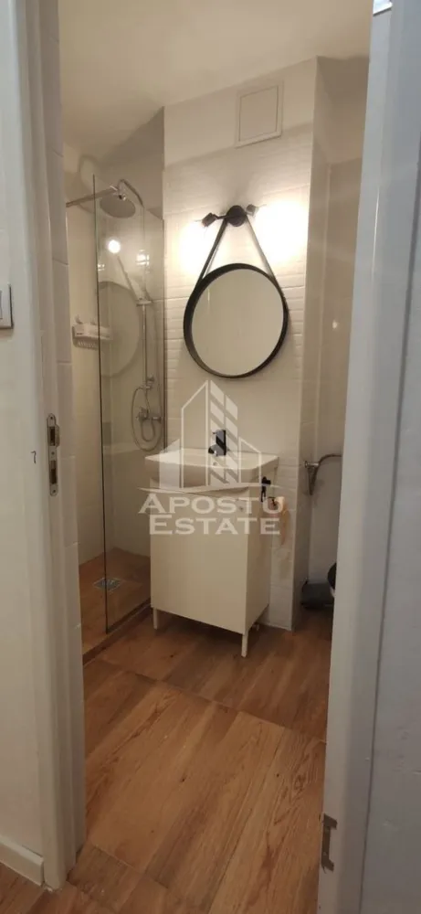 Apartament 2 camere, de vanzare, zona Sagului, Timisoara - Agentia imobiliara APOSTU ESTATE va ofera spre vanzare un apartament cu 2 camere, mobilat si utilat, localizat in judetul Timis, Timisoara, zona Sagului.

Apartamentul are o suprafata aproximativa de 50 utili + balcon si este situat la parter intr-un bloc cu 10 etaje.

- Hol de acces

- Bucatarie

-Living

- Baie cu dus si geam

-Balcon inchis

Confortul termic este asigurat prin intermediul termoficarii dar se poate monta centrala proprie, Apartamentul a fost renovat integral de catre proprietar si se preda mobilat si utilat, impreuna cu o boxa la subsol care nu este trecuta in Cf.

Zona cu numeroase facilitati si puncte de interes precum: acces rapid si usor la mijloacele de transport in comun, si alte supermarket-uri in apropiere, farmacii, institutii de invatamant, restaurante, baruri, cafenele si multe altele.

Agentia imobiliara Apostu Estate va ofera consultanta bancara gratuita prin intermediul colaboratorilor nostri pentru alegerea celui mai potrivit tip de credit, astfel incat tu sa devi noul proprietar al acestui apartament.

Va asteptam cu drag la o vizionare!
CP3111622