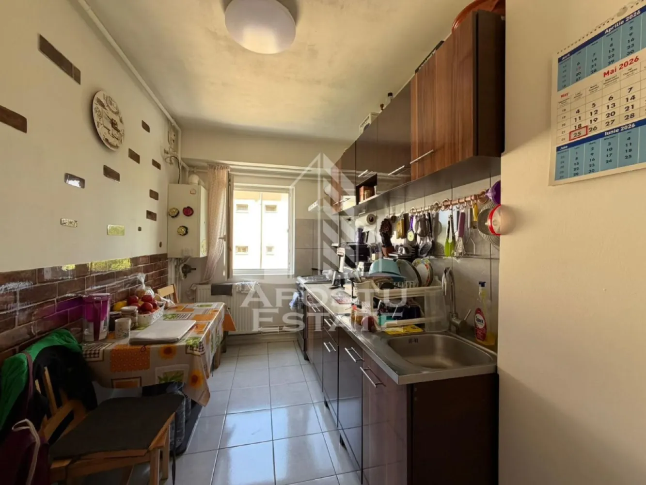 Apartament cu 2 camere, de vanzare, zona Girocului, Timisoara - Agentia imobiliara APOSTU ESTATE va ofera spre vanzare un apartament cu 2 camere, mobilat , localizat in judetul Timis, Timisoara, zona Girocului.

Apartamentul are o suprafata de 44mp utili + balcon si este situat la etajul 3 cu 4 etaje.

- Hol de acces

- Bucatarie

-Camera

-Living cu balcon inchis

- Baie

Confortul termic este asigurat prin intermediul centralei proprii pe gaz. Apartamentul se vinde mobilat.

Zona cu numeroase facilitati si puncte de interes precum: acces rapid si usor la mijloacele de transport in comun, si alte supermarket-uri in apropiere, farmacii, institutii de invatamant, restaurante, baruri, cafenele si multe altele.

Agentia imobiliara Apostu Estate va ofera consultanta bancara gratuita prin intermediul colaboratorilor nostri pentru alegerea celui mai potrivit tip de credit, astfel incat tu sa devi noul proprietar al acestui apartament.

Va asteptam cu drag la o vizionare!
CP3111621