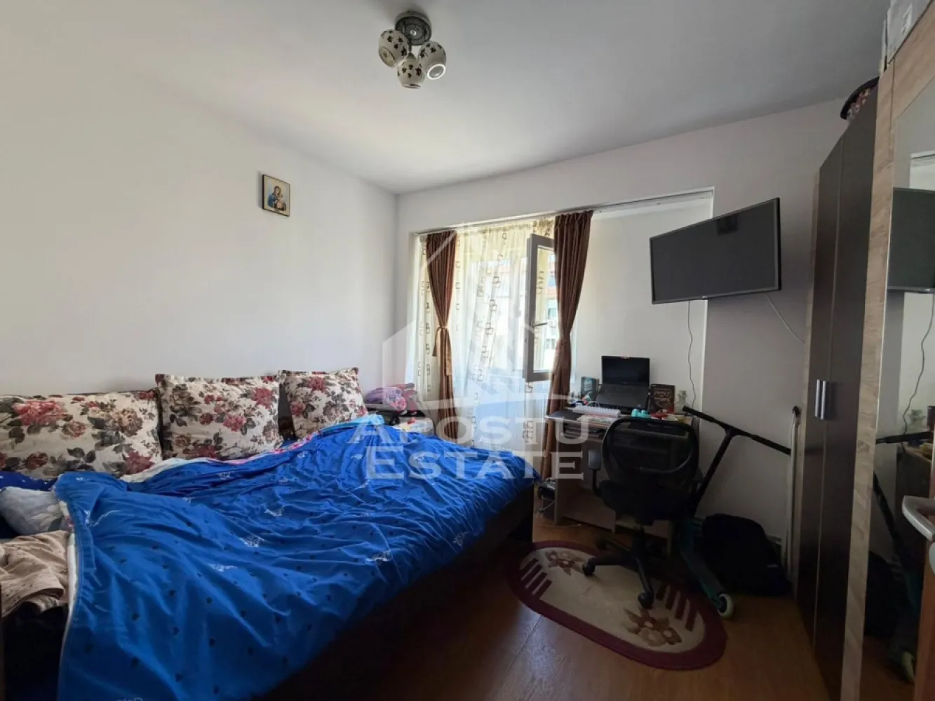 Apartament cu 2 camere, de vanzare, zona Girocului, Timisoara - Agentia imobiliara APOSTU ESTATE va ofera spre vanzare un apartament cu 2 camere, mobilat , localizat in judetul Timis, Timisoara, zona Girocului.

Apartamentul are o suprafata de 44mp utili + balcon si este situat la etajul 3 cu 4 etaje.

- Hol de acces

- Bucatarie

-Camera

-Living cu balcon inchis

- Baie

Confortul termic este asigurat prin intermediul centralei proprii pe gaz. Apartamentul se vinde mobilat.

Zona cu numeroase facilitati si puncte de interes precum: acces rapid si usor la mijloacele de transport in comun, si alte supermarket-uri in apropiere, farmacii, institutii de invatamant, restaurante, baruri, cafenele si multe altele.

Agentia imobiliara Apostu Estate va ofera consultanta bancara gratuita prin intermediul colaboratorilor nostri pentru alegerea celui mai potrivit tip de credit, astfel incat tu sa devi noul proprietar al acestui apartament.

Va asteptam cu drag la o vizionare!
CP3111621