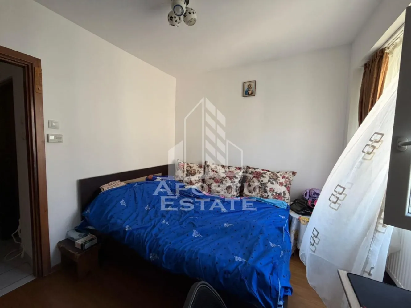Apartament cu 2 camere, de vanzare, zona Girocului, Timisoara - Agentia imobiliara APOSTU ESTATE va ofera spre vanzare un apartament cu 2 camere, mobilat , localizat in judetul Timis, Timisoara, zona Girocului.

Apartamentul are o suprafata de 44mp utili + balcon si este situat la etajul 3 cu 4 etaje.

- Hol de acces

- Bucatarie

-Camera

-Living cu balcon inchis

- Baie

Confortul termic este asigurat prin intermediul centralei proprii pe gaz. Apartamentul se vinde mobilat.

Zona cu numeroase facilitati si puncte de interes precum: acces rapid si usor la mijloacele de transport in comun, si alte supermarket-uri in apropiere, farmacii, institutii de invatamant, restaurante, baruri, cafenele si multe altele.

Agentia imobiliara Apostu Estate va ofera consultanta bancara gratuita prin intermediul colaboratorilor nostri pentru alegerea celui mai potrivit tip de credit, astfel incat tu sa devi noul proprietar al acestui apartament.

Va asteptam cu drag la o vizionare!
CP3111621