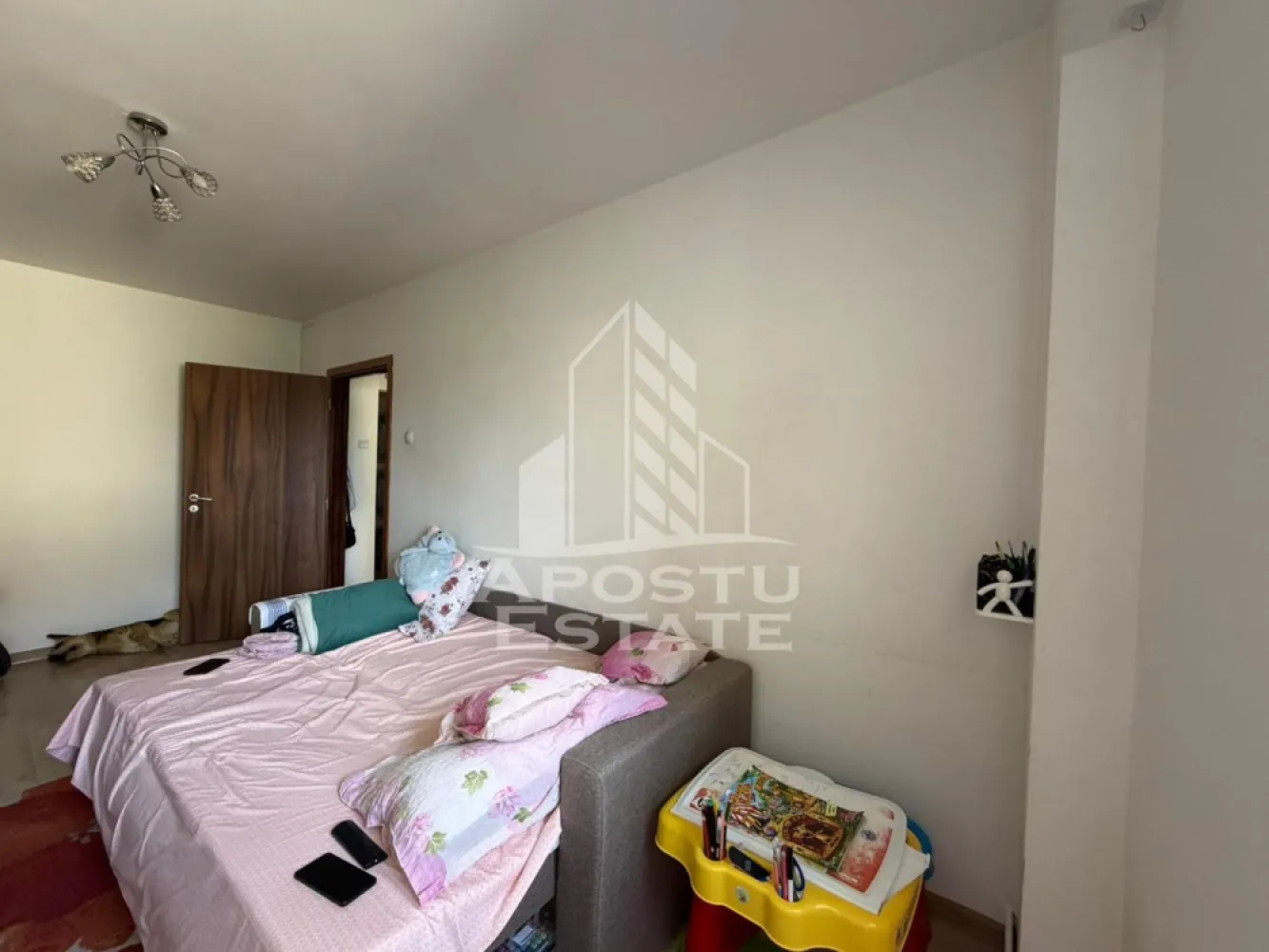 Apartament cu 2 camere, de vanzare, zona Girocului, Timisoara - Agentia imobiliara APOSTU ESTATE va ofera spre vanzare un apartament cu 2 camere, mobilat , localizat in judetul Timis, Timisoara, zona Girocului.

Apartamentul are o suprafata de 44mp utili + balcon si este situat la etajul 3 cu 4 etaje.

- Hol de acces

- Bucatarie

-Camera

-Living cu balcon inchis

- Baie

Confortul termic este asigurat prin intermediul centralei proprii pe gaz. Apartamentul se vinde mobilat.

Zona cu numeroase facilitati si puncte de interes precum: acces rapid si usor la mijloacele de transport in comun, si alte supermarket-uri in apropiere, farmacii, institutii de invatamant, restaurante, baruri, cafenele si multe altele.

Agentia imobiliara Apostu Estate va ofera consultanta bancara gratuita prin intermediul colaboratorilor nostri pentru alegerea celui mai potrivit tip de credit, astfel incat tu sa devi noul proprietar al acestui apartament.

Va asteptam cu drag la o vizionare!
CP3111621