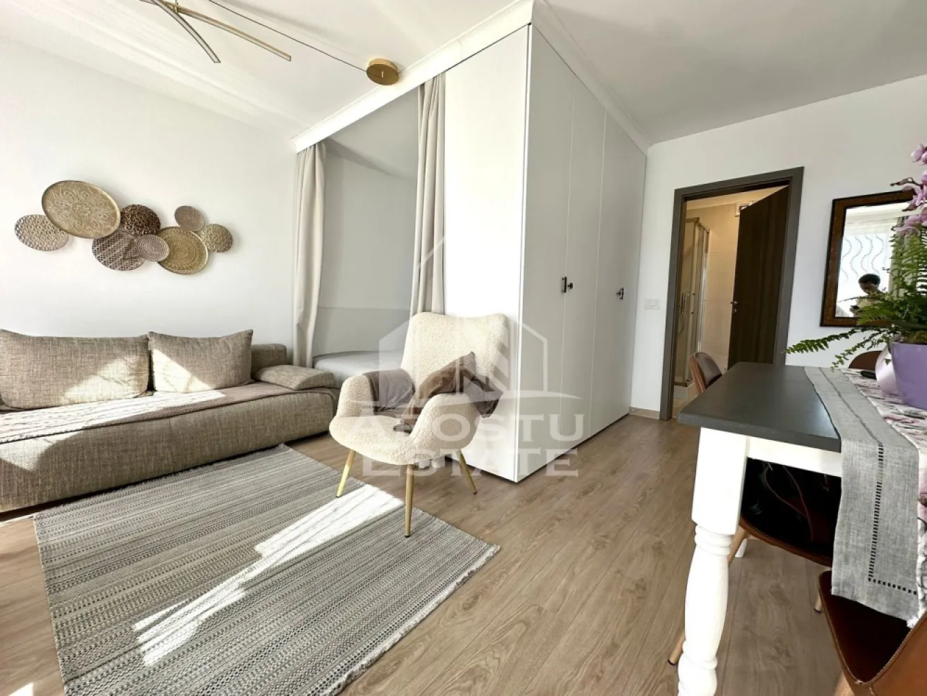 Apartament 1 camera de vanzare, bloc nou, zona Soarelui, Timisoara - APOSTU ESTATE va propune spre vanzare un apartament modern cu 1 camera, situat in judetul Timis, Timisoara, zona Soarelui, una dintre cele mai apreciate zone rezidentiale ale orasului.
Imobilul este amplasat la etajul 11 al unui bloc nou, dotat cu lift, si dispune de o suprafata utila de 38 mp, fiind ideal atat pentru locuit, cat si pentru investitie.
Compartimentare:
- Hol de acces
- Dormitor open space cu bucatarie
- Baie cu cabina de dus
- Balcon deschis
Apartamentul beneficiaza de un confort termic ridicat, asigurat de centrala proprie pe gaz cu incalzire in pardoseala, completat de sistem de aer conditionat.
Proprietatea este situata intr-o zona linistita, cu acces facil catre numeroase puncte de interes: mijloace de transport in comun, locuri de parcare amenajate, magazine si supermarketuri, farmacii, institutii de invatamant (inclusiv Scoala Gimnaziala nr. 30), restaurante si cafenele.
Agentia imobiliara Apostu Estate va ofera consultanta bancara gratuita prin intermediul colaboratorilor nostri pentru alegerea celui mai potrivit tip de credit, astfel incat tu sa devi noul proprietar al acestui apartament.
Va asteptam cu drag la o vizionare chiar si astazi!
ID intern: CP3111620.