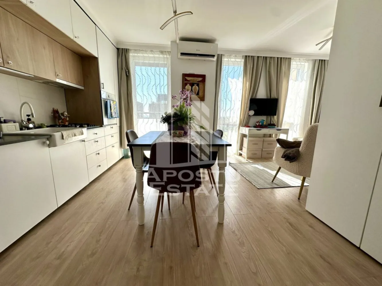 Apartament 1 camera de vanzare, bloc nou, zona Soarelui, Timisoara - APOSTU ESTATE va propune spre vanzare un apartament modern cu 1 camera, situat in judetul Timis, Timisoara, zona Soarelui, una dintre cele mai apreciate zone rezidentiale ale orasului.
Imobilul este amplasat la etajul 11 al unui bloc nou, dotat cu lift, si dispune de o suprafata utila de 38 mp, fiind ideal atat pentru locuit, cat si pentru investitie.
Compartimentare:
- Hol de acces
- Dormitor open space cu bucatarie
- Baie cu cabina de dus
- Balcon deschis
Apartamentul beneficiaza de un confort termic ridicat, asigurat de centrala proprie pe gaz cu incalzire in pardoseala, completat de sistem de aer conditionat.
Proprietatea este situata intr-o zona linistita, cu acces facil catre numeroase puncte de interes: mijloace de transport in comun, locuri de parcare amenajate, magazine si supermarketuri, farmacii, institutii de invatamant (inclusiv Scoala Gimnaziala nr. 30), restaurante si cafenele.
Agentia imobiliara Apostu Estate va ofera consultanta bancara gratuita prin intermediul colaboratorilor nostri pentru alegerea celui mai potrivit tip de credit, astfel incat tu sa devi noul proprietar al acestui apartament.
Va asteptam cu drag la o vizionare chiar si astazi!
ID intern: CP3111620.