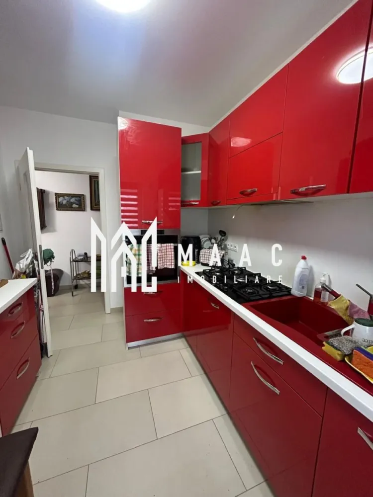 Apartament 3 camere I Loc parcare I Etajul 1 I Bieltz - MAAC Imobiliare vă propune spre vânzare un apartament cu 3 camere situat la etajul 1 al unui imobil select, amplasat pe malul râului Cibin, într-o zonă care îmbină liniștea naturii cu avantajele vieții urbane și accesul rapid către centrul orașului.

Locuința se remarcă printr-o compartimentare echilibrată și funcțională, concepută pentru un stil de viață confortabil și bine organizat, oferind spații luminoase și o atmosferă plăcută pentru locuit.

Compartimentarea apartamentului : living luminos, dormitor, bucătărie închisă, baie, hol de acces.

Încălzirea-sistem de încălzire în pardoseală, oferind un nivel ridicat de confort termic.

Proprietatea beneficiază de loc de parcare suprateran.

Apartamentul se predă parțial mobilat și utilat, iar achiziția se poate realiza atât cu plata cash, cât și prin credit bancar. 
Imobilul este liber de sarcini.

Avantajele proprietății includ:
-locație premium, cu deschidere către spațiu verde și curs de apă
-zonă liniștită, cu valoare rezidențială ridicată
-acces rapid către centrul orașului și principalele puncte de interes
-potrivit atât pentru locuit, cât și pentru investiție pe termen lung

Pentru mai multe detalii, vă rugăm să menționați telefonic că ați văzut anunțul cu CP2881982.