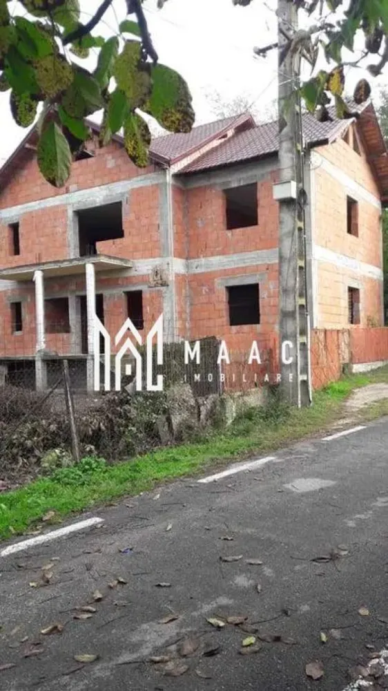 casa de vanzare | sat Cioboti (Olanu) | zona linistita - MAAC Imobiliare vă propune spre vânzare o proprietate deosebită, situată într-o zonă liniștită și plină de farmec, în Comuna Olanu, Satul Cioboți, Județul Vâlcea.

Proprietatea dispune de un teren generos în suprafață totală de 1294 mp, ideal pentru relaxare, grădină, livadă sau amenajarea unui spațiu de recreere pentru întreaga familie.

Pe teren se află o casă construită la roșu, realizată din cărămidă Porotherm de 25, cu o fundație solidă și compartimentare practică, având regim de înălțime P+1 și o amprentă la sol de 144 mp. Acoperișul este realizat din tablă Lindab, oferind durabilitate și protecție în timp.

Imobilul este deja racordat la electricitate, ceea ce reprezintă un avantaj important pentru viitorii proprietari.

Această proprietate este alegerea perfectă pentru cei care își doresc să își personalizeze locuința după propriul gust, într-un cadru liniștit, departe de agitația orașului, dar cu acces facil către principalele puncte de interes.

Pentru mai multe detalii și programarea unei vizionări, vă rugăm să contactați MAAC Imobiliare și să menționați la telefon numărul CP3116693.