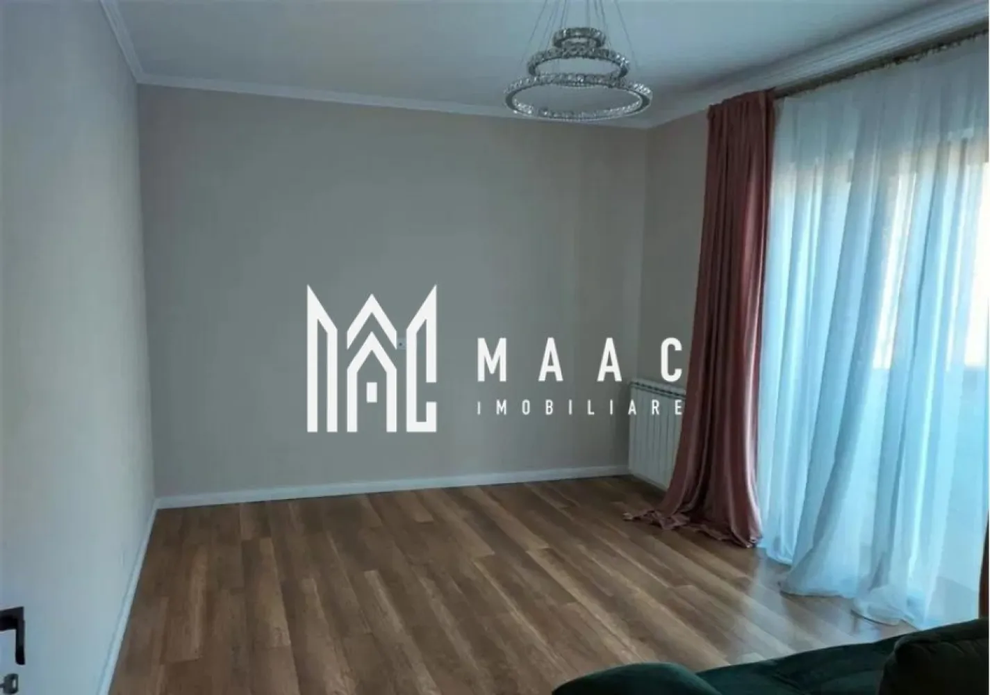 Casa 4 Camere | 159MPU | Tocile - Maac Imobiliare propune spre vânzare o casă nou construită situata în Tocile cu o panoramă către crestele muntoase ale Făgărașului.

Cu demisol, parter și pod, acest imobil se întinde pe o suprafață utilă de 159 mp, completată de 80 mp de demisol, amplasat pe un teren generos de 600 mp

 Demisol:
Bucătărie complet mobilată
Baie modernă
Garaj 
Spațiu de depozitare generos
 Parter:
Living spațios, luminos
3 dormitoare confortabile (unul matrimonial cu baie proprie)
Bucătărie practică și modernă
2 băi elegante
 Utilități:
Apă curentă
Fosă septica
Internet
Camera tehnică cu centrală pe lemne 

Pentru mai multe informații sau pentru a programa o vizionare, vă rugăm să ne contactați specificând ID: CP1911873