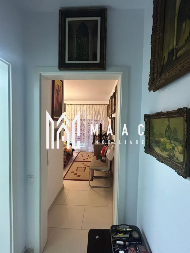 Apartament 3 camere I Loc parcare I Etajul 1 I Bieltz - MAAC Imobiliare vă propune spre vânzare un apartament cu 3 camere situat la etajul 1 al unui imobil select, amplasat pe malul râului Cibin, într-o zonă care îmbină liniștea naturii cu avantajele vieții urbane și accesul rapid către centrul orașului.

Locuința se remarcă printr-o compartimentare echilibrată și funcțională, concepută pentru un stil de viață confortabil și bine organizat, oferind spații luminoase și o atmosferă plăcută pentru locuit.

Compartimentarea apartamentului : living luminos, dormitor, bucătărie închisă, baie, hol de acces.

Încălzirea-sistem de încălzire în pardoseală, oferind un nivel ridicat de confort termic.

Proprietatea beneficiază de loc de parcare suprateran.

Apartamentul se predă parțial mobilat și utilat, iar achiziția se poate realiza atât cu plata cash, cât și prin credit bancar. 
Imobilul este liber de sarcini.

Avantajele proprietății includ:
-locație premium, cu deschidere către spațiu verde și curs de apă
-zonă liniștită, cu valoare rezidențială ridicată
-acces rapid către centrul orașului și principalele puncte de interes
-potrivit atât pentru locuit, cât și pentru investiție pe termen lung

Pentru mai multe detalii, vă rugăm să menționați telefonic că ați văzut anunțul cu CP2881982.
