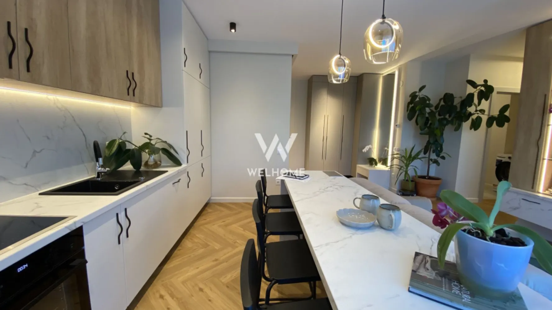 Chirie apartament 3 camere - Pet Friendly - Turnisor, Sibiu - Spre chirie un superb apartament situat la etajul parter (parteer inalt), cu gradina frumos amenajata, terasa si balcon.

Detalii:
- Suprafata utila: 65 mp utili
- Terasa: 11 mp + balcon de 2 mp
- Centrala termica proprie cu reglaj de la distanta prin aplicatie
- Incalzire in pardoseala cu termostat pe fiecare camera
- Geamuri termopan cu protectie UV
- Parchet LVT, gresie, faianta
- Instalatii electrice, termice, sanitare
- Contoare individuale, videointerfon
- Usa metalica
- 1 loc de parcare subteran
- 1 boxa de depozitare la subsol
- Acces in complex prin bariera
- Zona de BBQ exclusiv pentru locatari
- Zona fitness exclusiv pentru locatari.

Compartimentare:
- Hol cu dressing
- Living cu bucatarie open space si acces la terasa
- Dormitor matrimonial cu acces la balcon
- Dormitor copii
- Baie cu cabina de dus tip walk-in.

Avantaje:
- Parcare subterana inclusa
- Zona rezidentiala noua
- In apropiere de magazine, restaurante, institutii de invatamant, transport in comun
- Vedere panoramica spre oras si muntii Fagaras.

Alte informatii:
- Disponibil pentru mutare imediata
- Contract pe minim 12 luni
- Se accepta animale de companie de talie mica/medie
- Se percepe garantie.